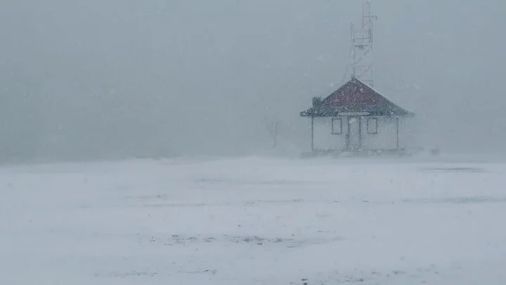 &hellip; and still it snows 

With a blizzard in full force today, I of course, had to head out into the storm. 🩵 Leuty Lifeguard Station on the beach.  Standing there -  only the silhouette of a few brave souls seen somewhere in the distance, bravi