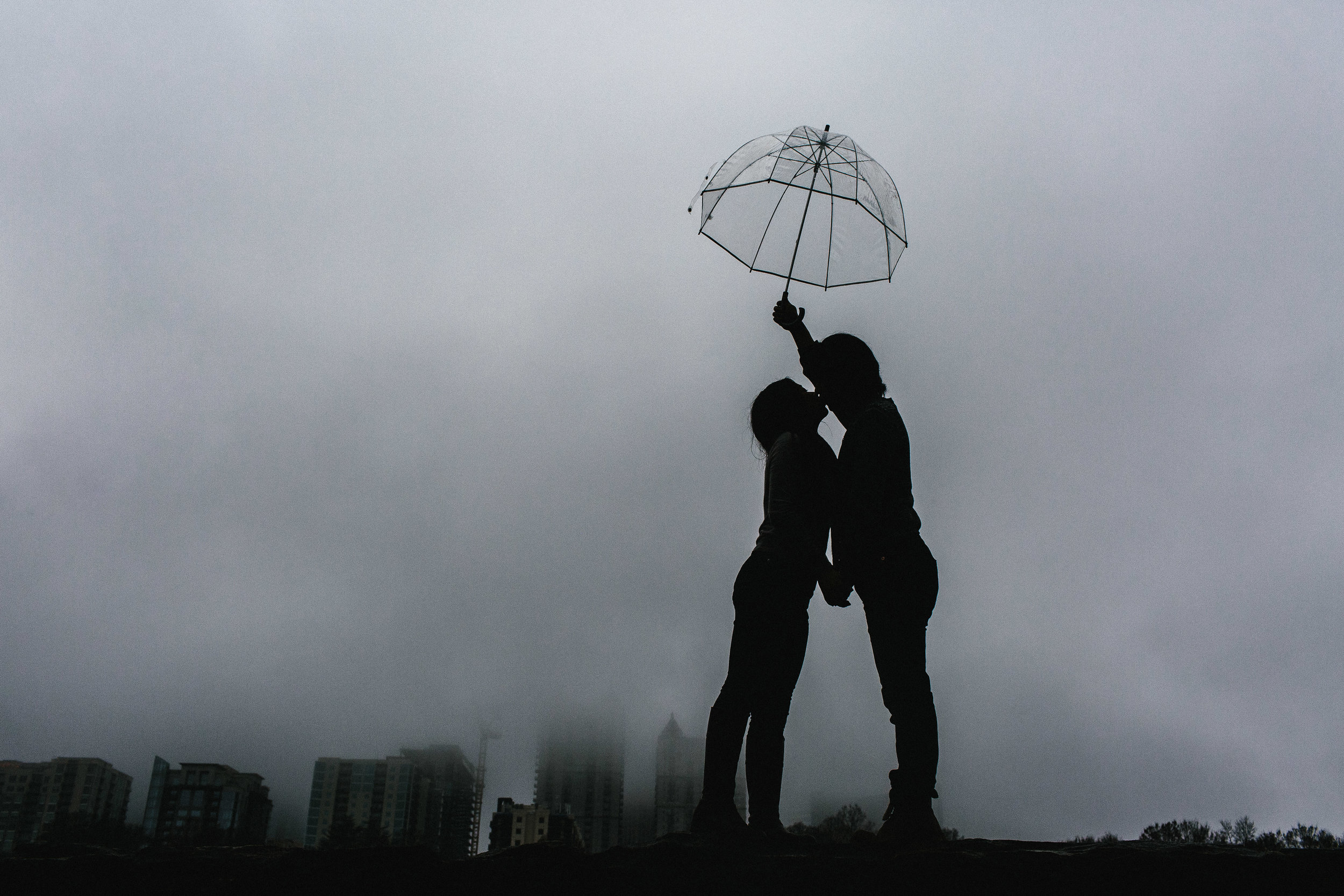 atlanta_gloomy_day_rainy_engagement_couple_lifestyle_fun_playful_artistic_georgia_photographer_2103.jpg