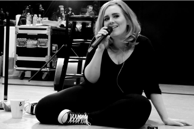 1-2-1-2...Adele kicked back during soundcheck in NYC in a pair of simple Converse All-Star sneaks. We love her.