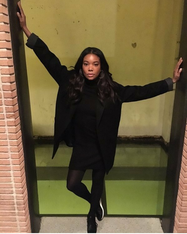 Gabby Union showed her wingspan and her sneakerstyle in an all black getup paired with tights and low-top black trainers. Tres chic!
