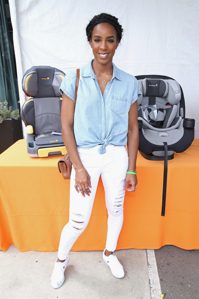 Kelly Rowland looked amazing on mommy duty this weekend in distressed denim and a cool pair of Nike Women Classic Cortez 'Cherry Blossom'.