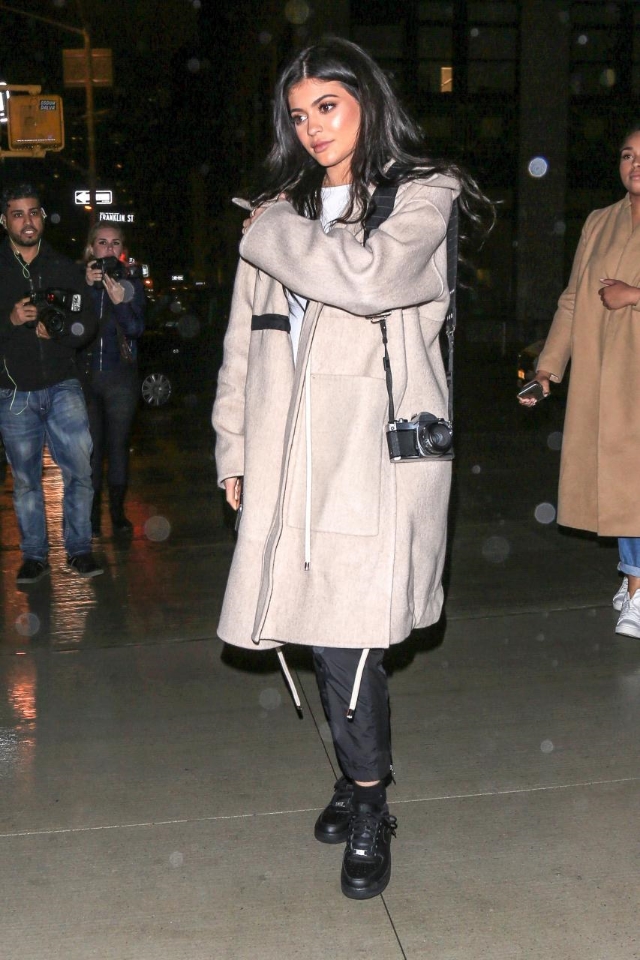 Say what you will, Kylie Jenner and her Sneaker Style moves are alright with us. Ms. Jenner took to the NYC streets over the weekend in casual joggers, a cozy cover up, and a pair of Nike Air Force 1 Low Trainers. 