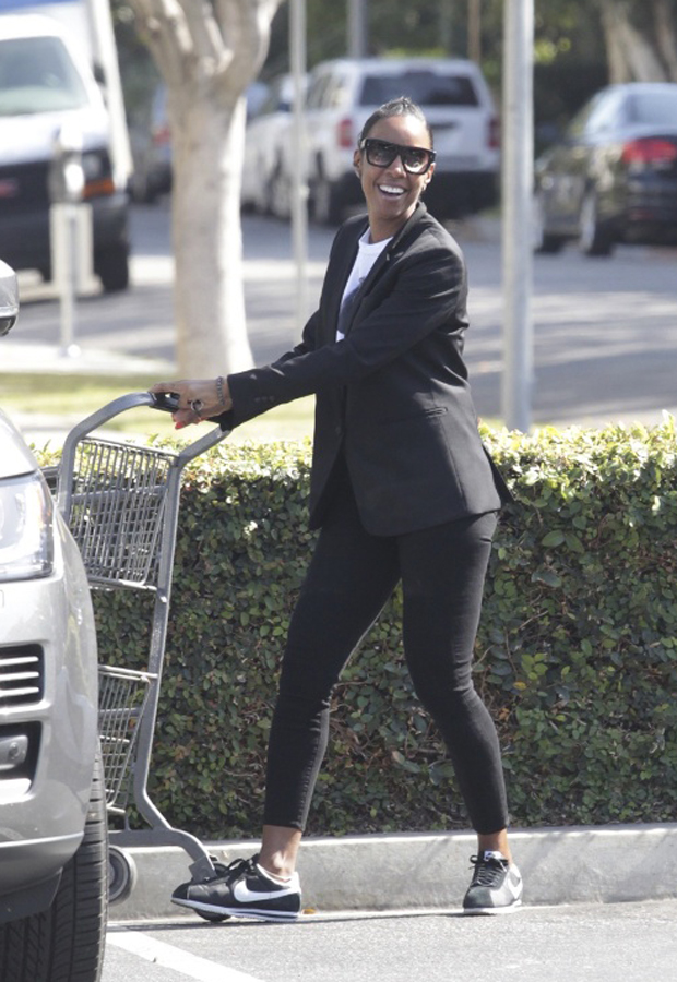 Kelly Rowland sure has an affinity for one of our favorite sneakers! The beauty was spotted doing some grocery shopping in a black blazer, ankle jeans, and a pair of Cortez Classics.