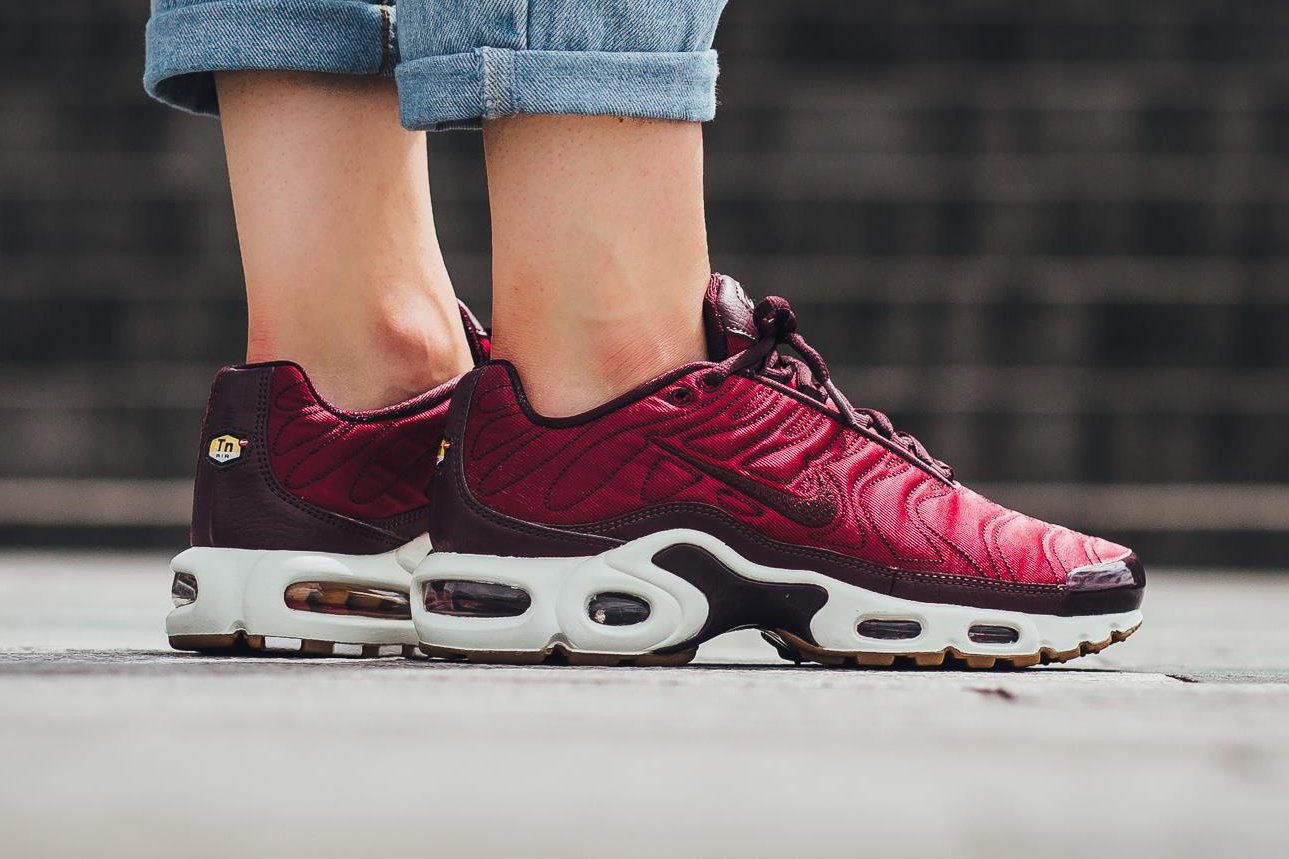 surf ladrar Realista Nike Brings The Wine With This Nike Air Max Plus PRM — CNK Daily  (ChicksNKicks)