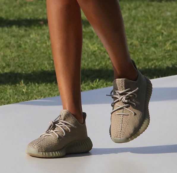 Rechazar nacimiento Mujer joven All the Sneaker Style Moments From Kanye West's Yeezy Season 4 — CNK Daily  (ChicksNKicks)