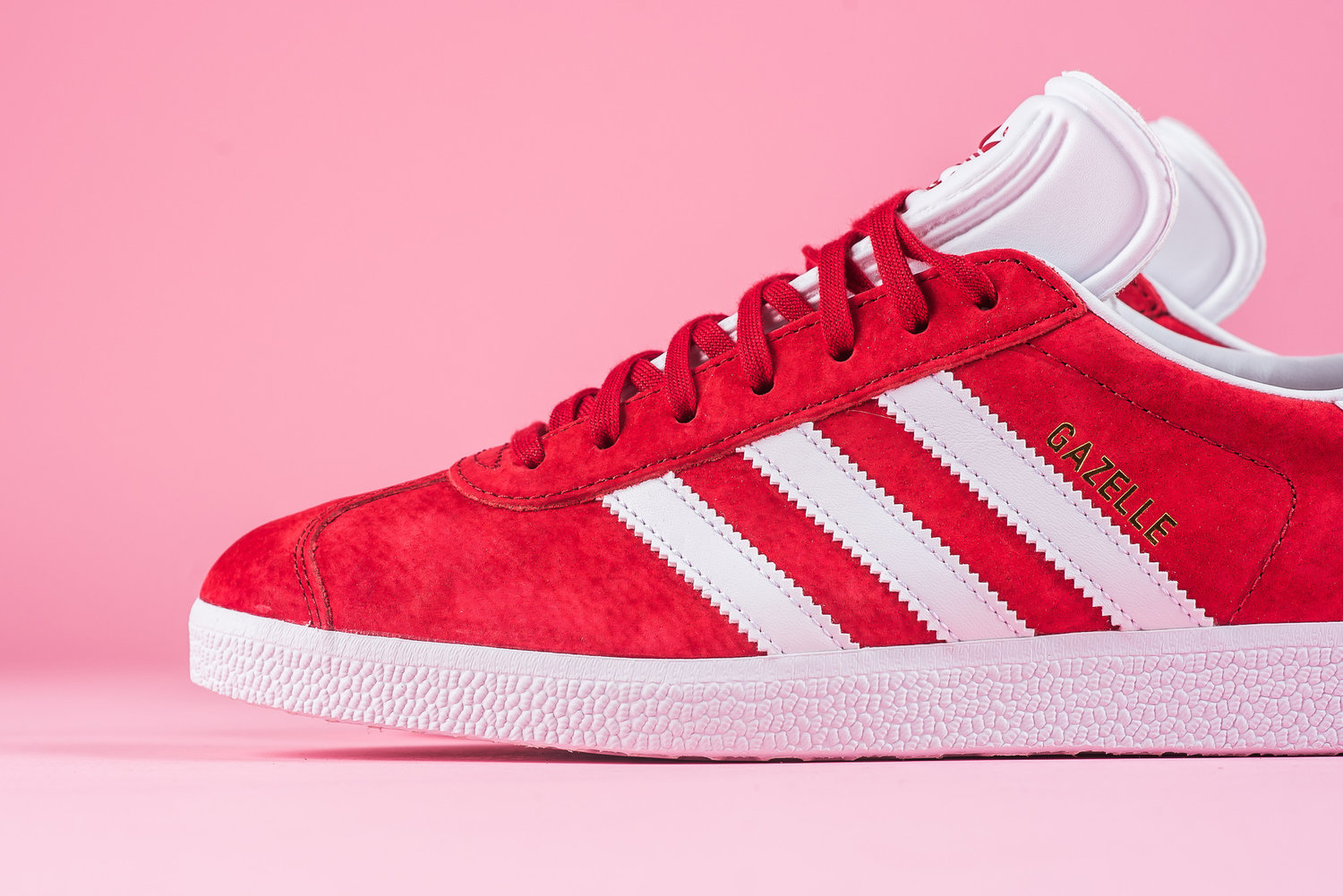 hueco posibilidad Mancha We're Seeing Red With This Powerful Adidas Gazelle — CNK Daily  (ChicksNKicks)