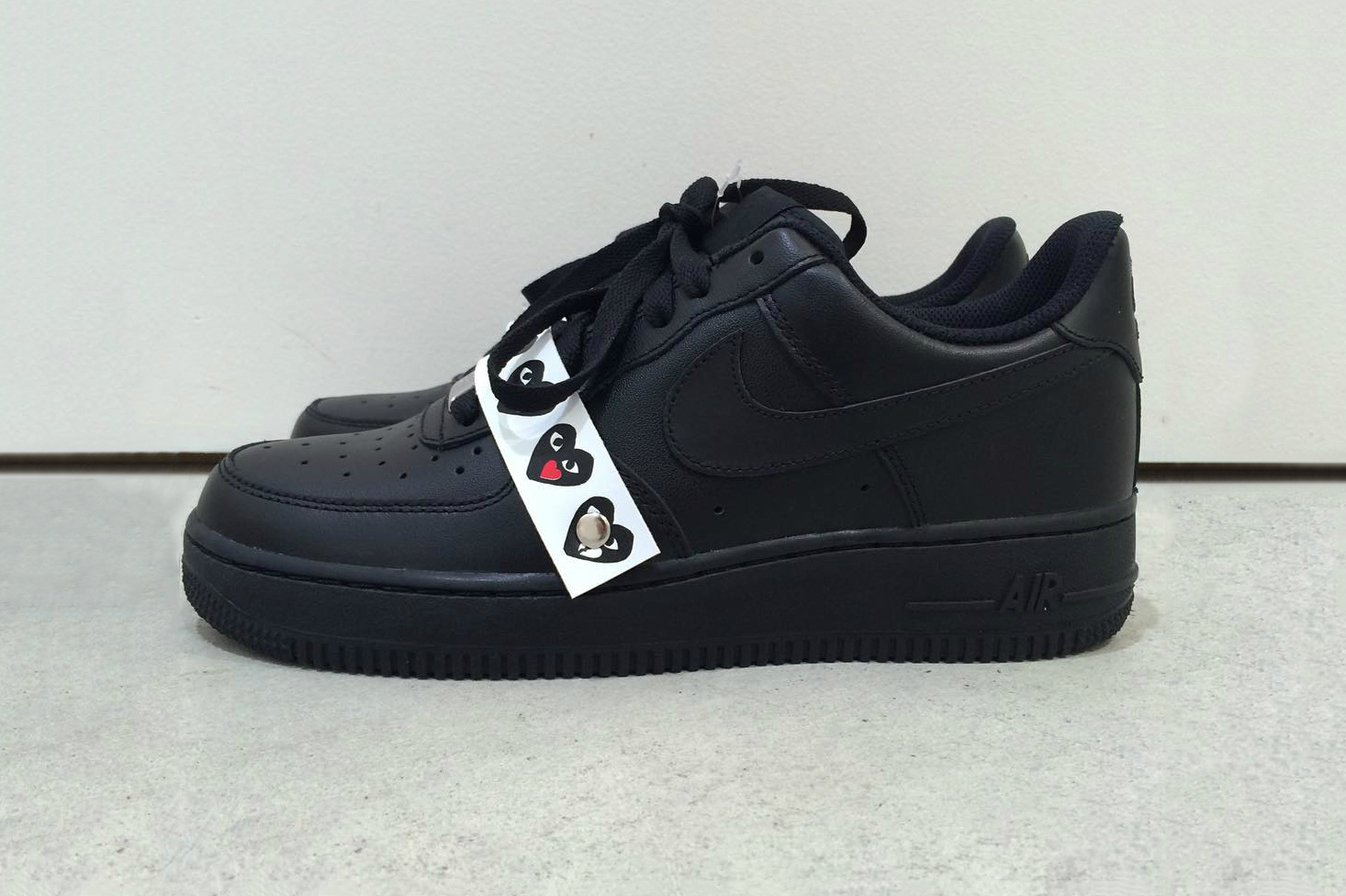 aankunnen doe niet Bestaan Hey Ladies, This COMME des GARÇON x Nike Air Force 1 Low Might Steal Your  Heart — CNK Daily (ChicksNKicks)