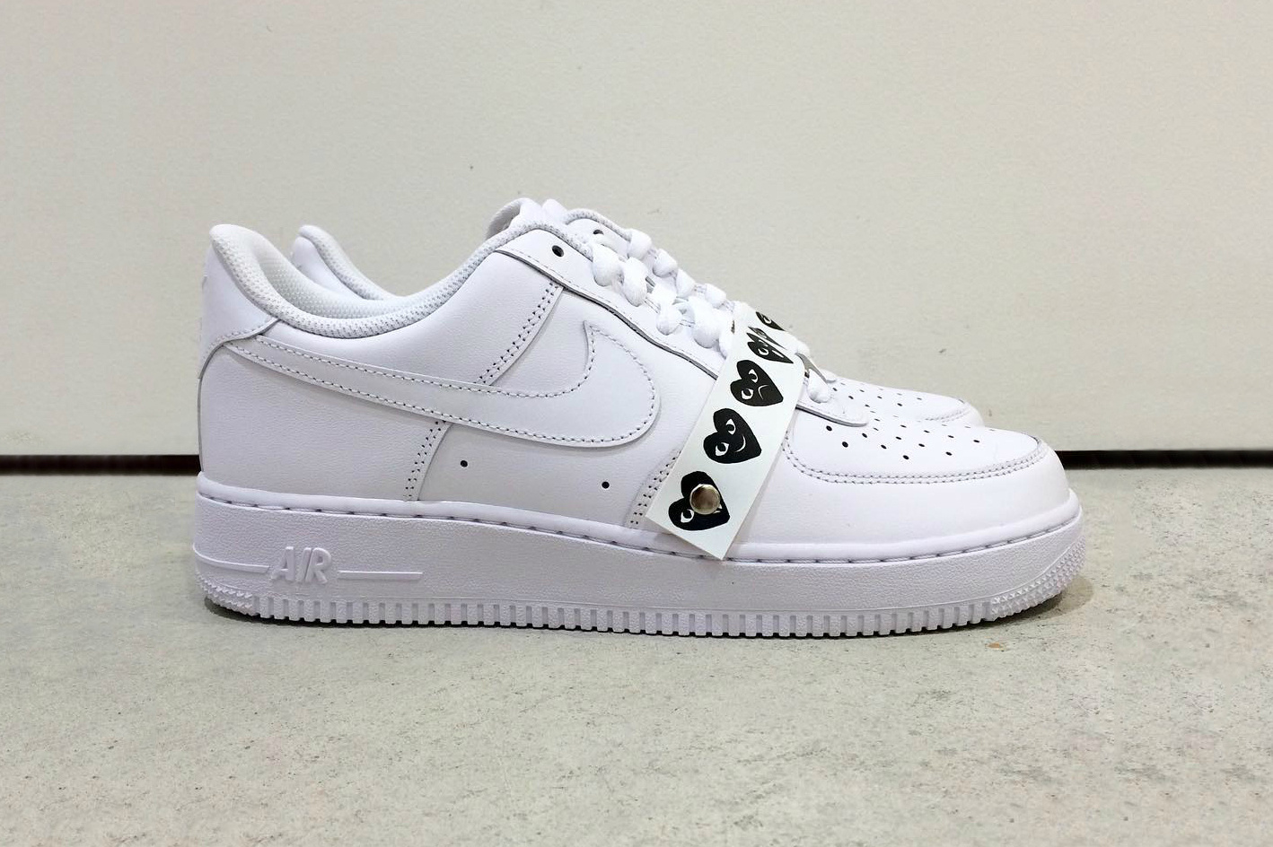 aankunnen doe niet Bestaan Hey Ladies, This COMME des GARÇON x Nike Air Force 1 Low Might Steal Your  Heart — CNK Daily (ChicksNKicks)