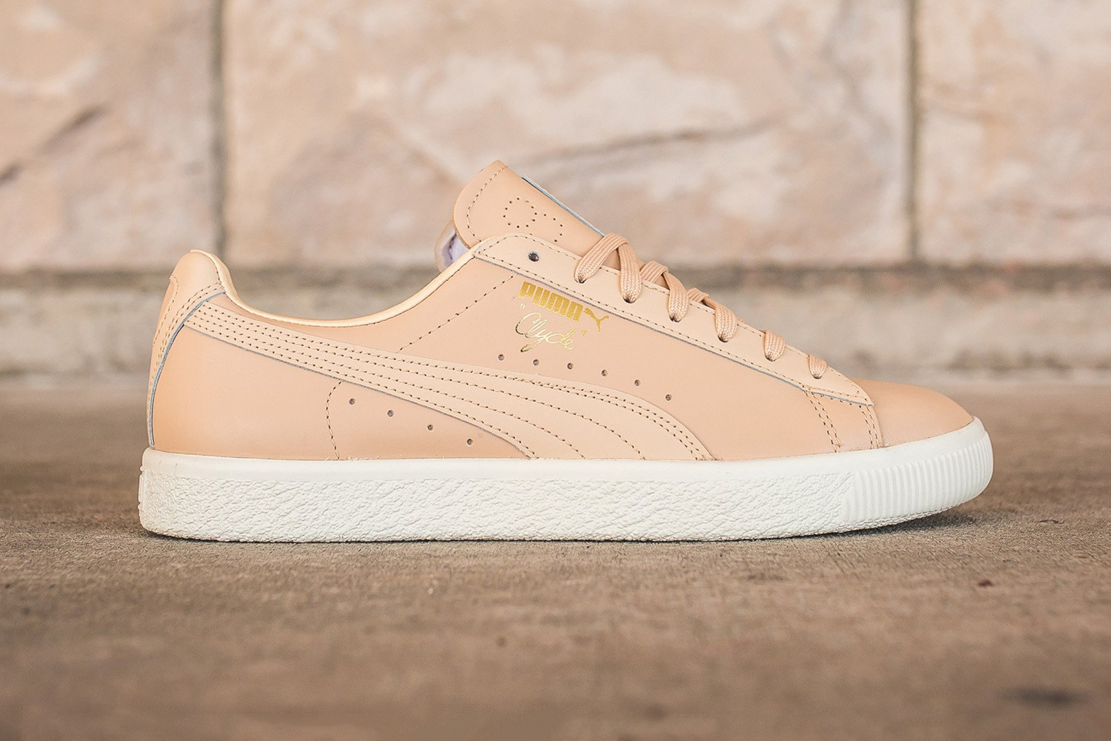 pub intercambiar borracho The PUMA Clyde Goes Au Naturel In This Minimal Pack — CNK Daily  (ChicksNKicks)