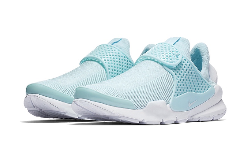 http---bae.hypebeast.com-files-2017-04-nike-sock-dart-glacier-blue-2.jpg