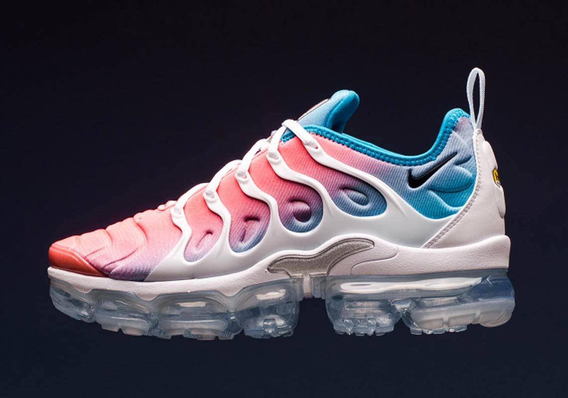 pink and blue nike vapormax plus