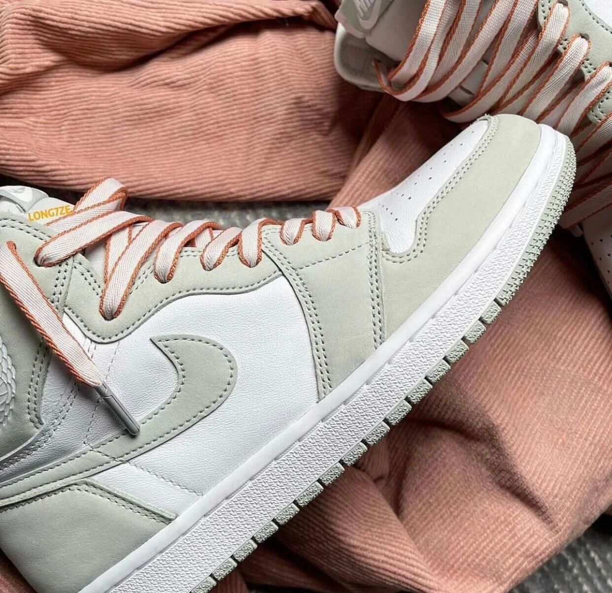 WMNS Air Jordan 1 'Seafoam' | First Look