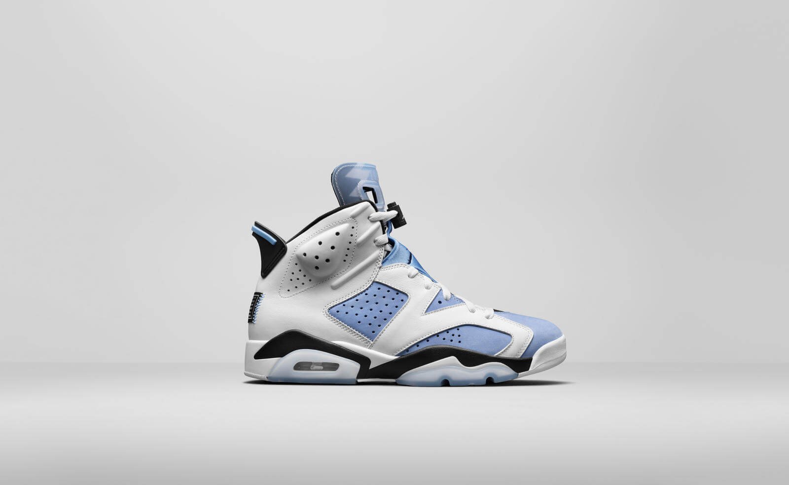 CNK-Jordan-Brand-2022-Spring-Lineup-WMNS-Air-Jordan-6-University-Blue.jpg