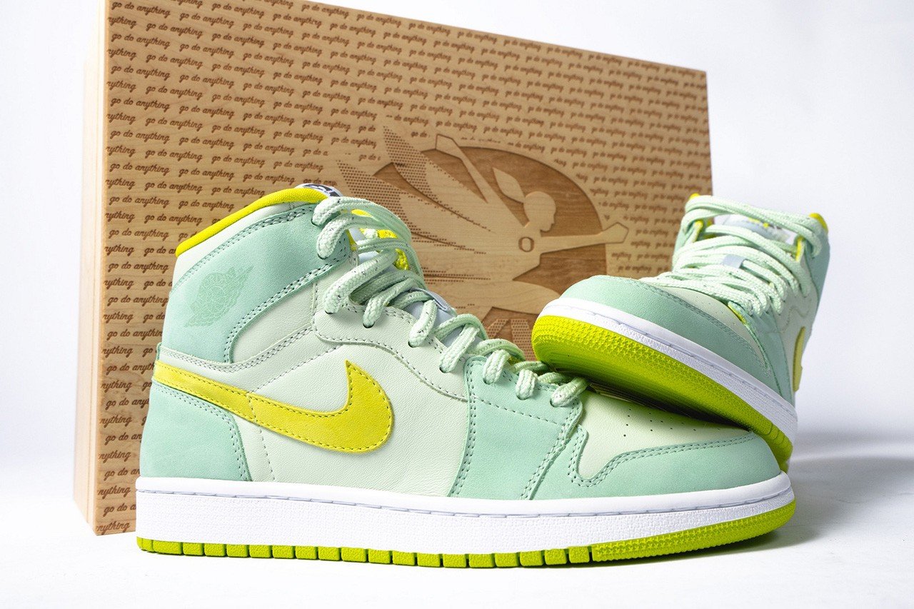 https __hypebeast.com_image_2022_08_air-jordan-1-mid-women-in-flight-auction-3.jpg