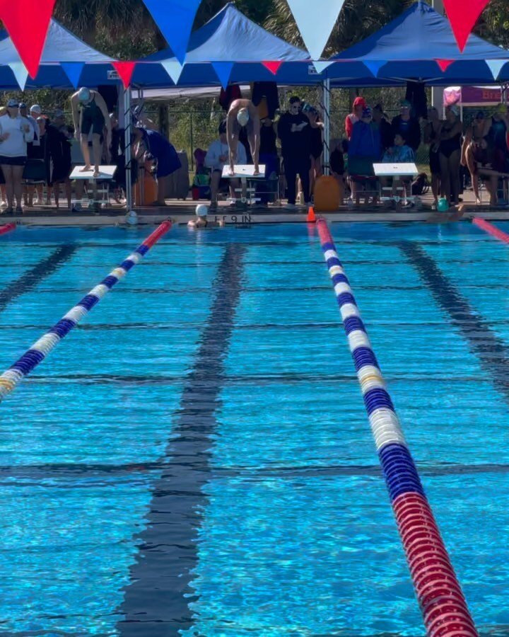 Feeling great after an awesome mid-season meet against a bunch of kids 🏊&zwj;♀️😁
Highlight was swimming my favorite event, winning my heat and placing 4th overall ❤️
Felt good to swim in my home pool, and to see myself inching my way towards my hig