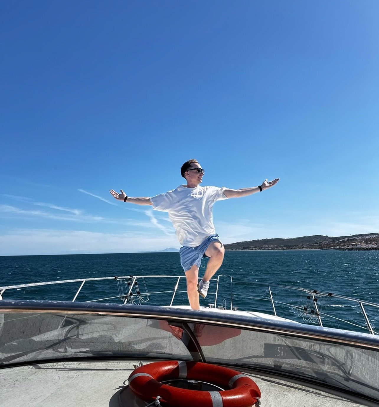 Balance on a boat 🛥️ a core workout on the open sea 🌊 

#opensea #boats #mediterraneansea #boating #topdeck #balancebody #balancebody