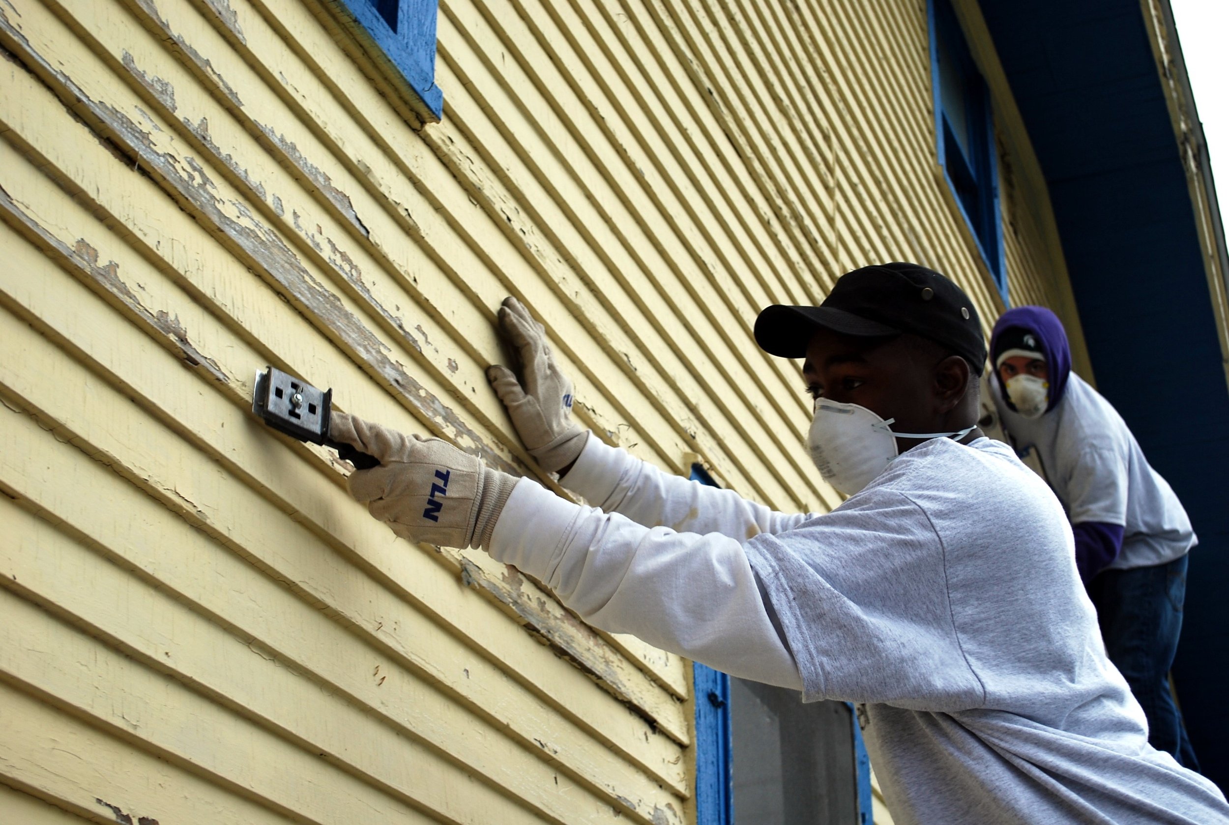 743 N View 2011 volunteer scraping paint 3.jpg