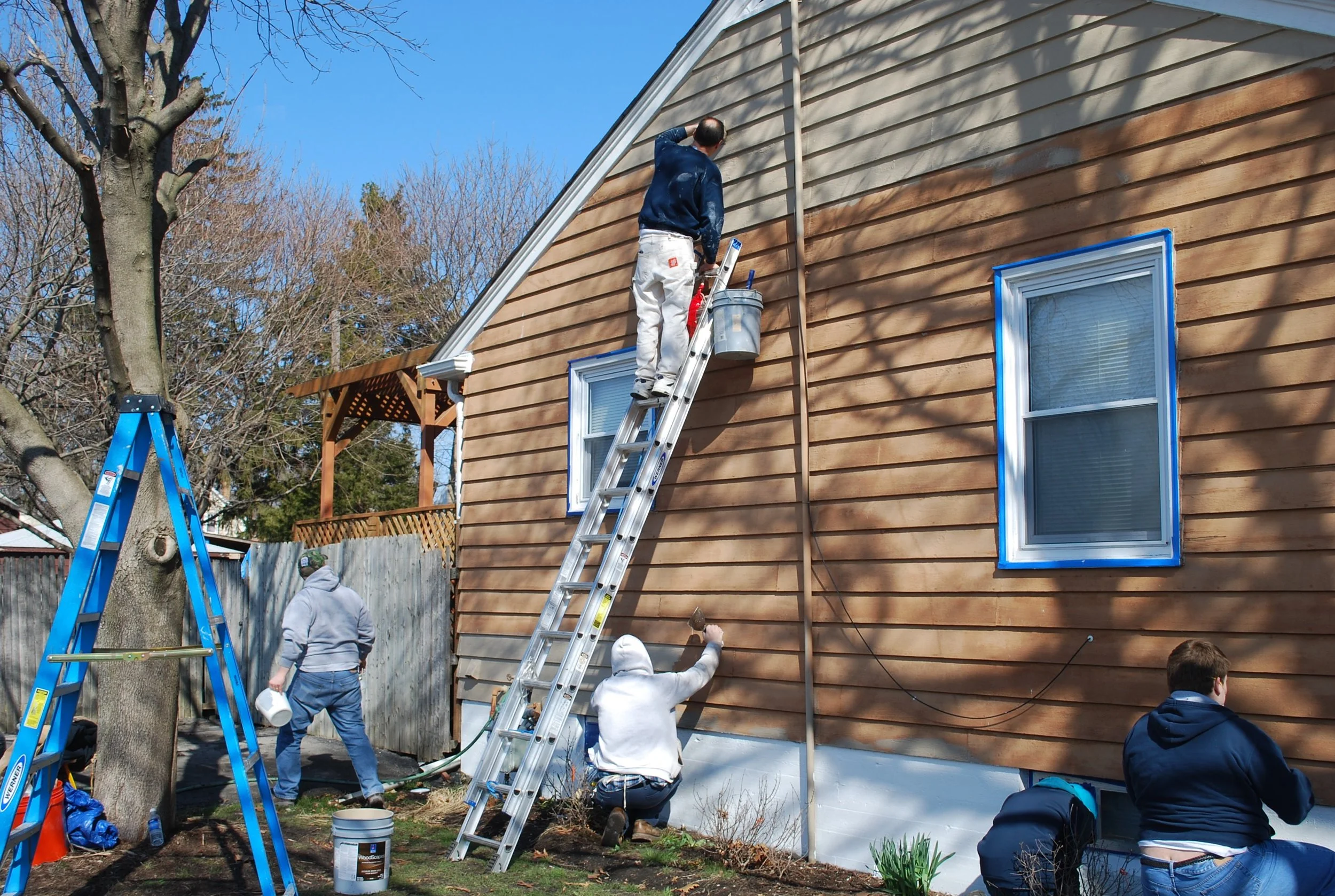 ARE 2011 volunteers outside home 3.jpg