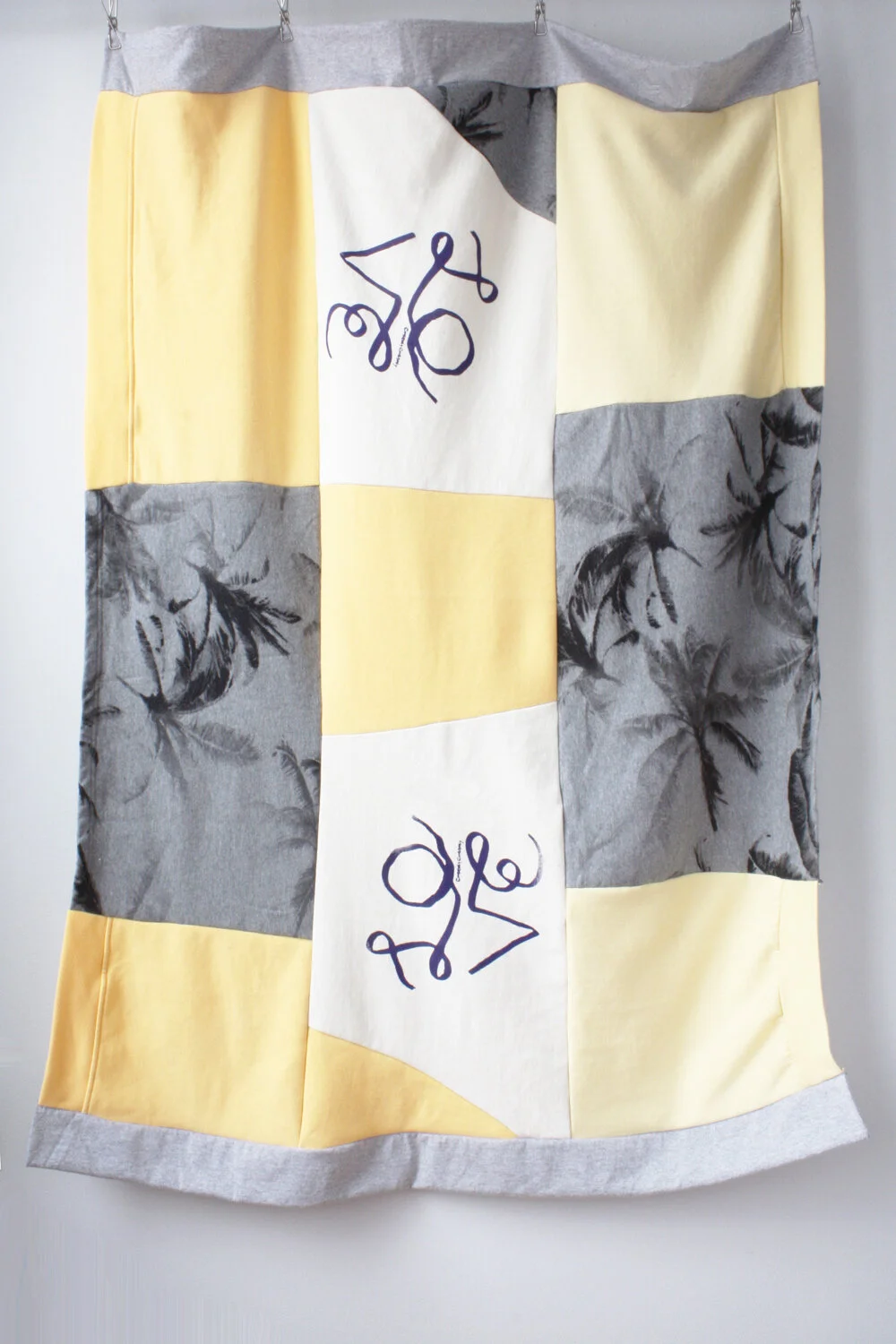 love courtneycourtney sunny sweatshirt throw blanket .jpg