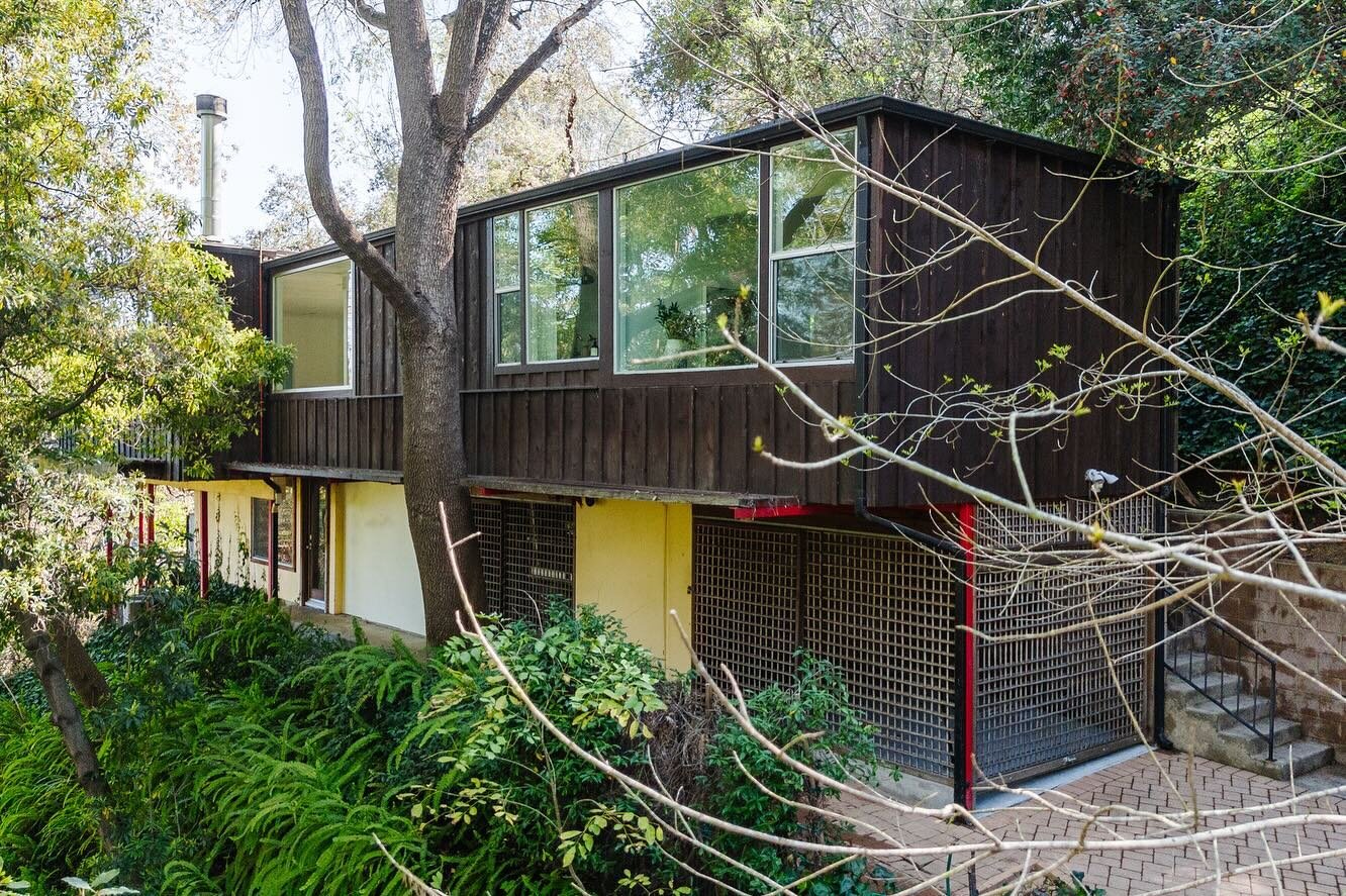 Just listed! 🌕🧙

Magic is real in Laurel Canyon at this classic 1960s retreat. As the name suggests, you&rsquo;ll find this special residence tucked in amongst the iconic architectural homes at the end of secluded Hermits Glen Road. Walls of glass 