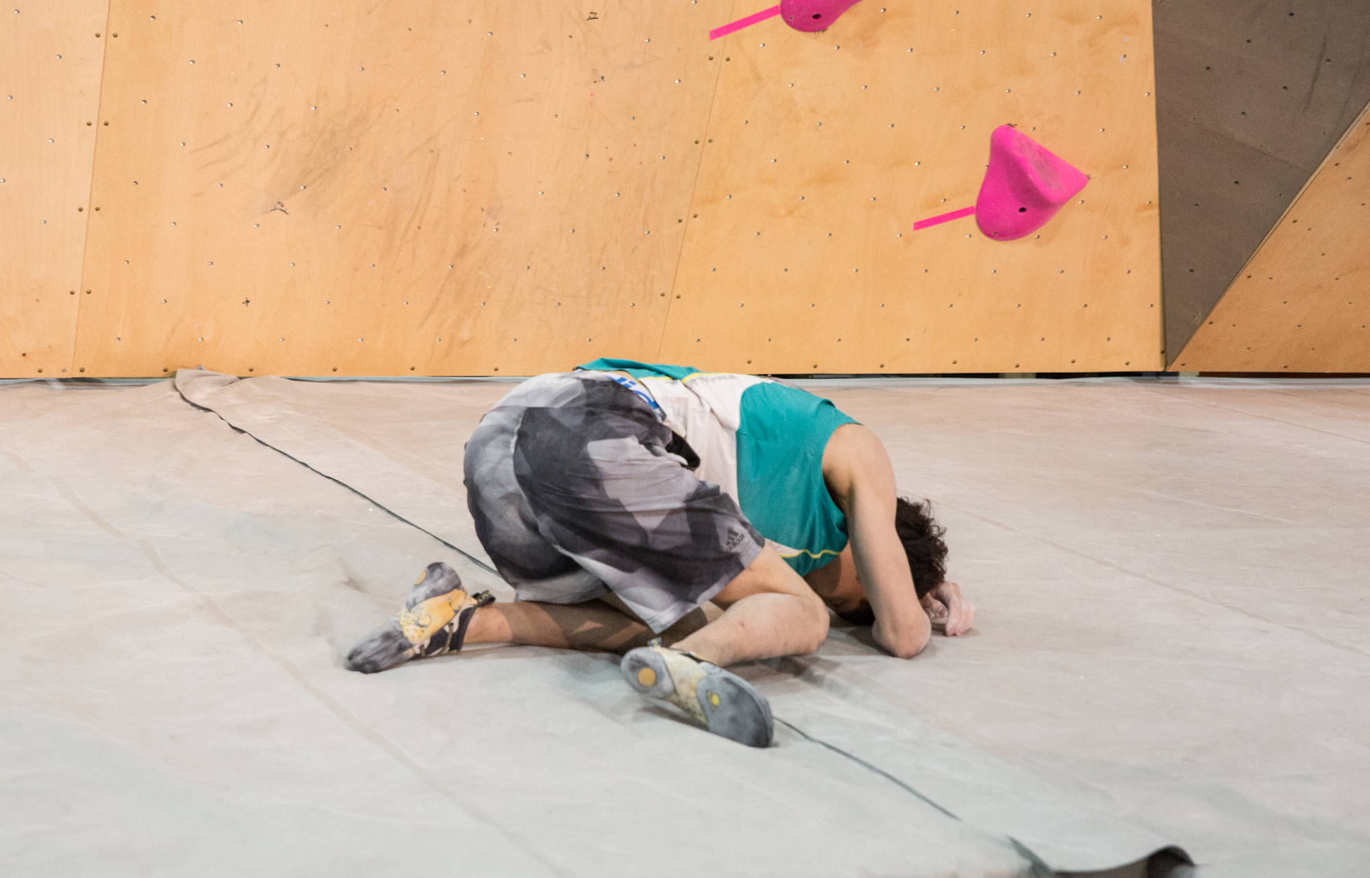 A Korean climber fails to top one of the boulder problems with the clock down to zero, eliminating him from the podium.