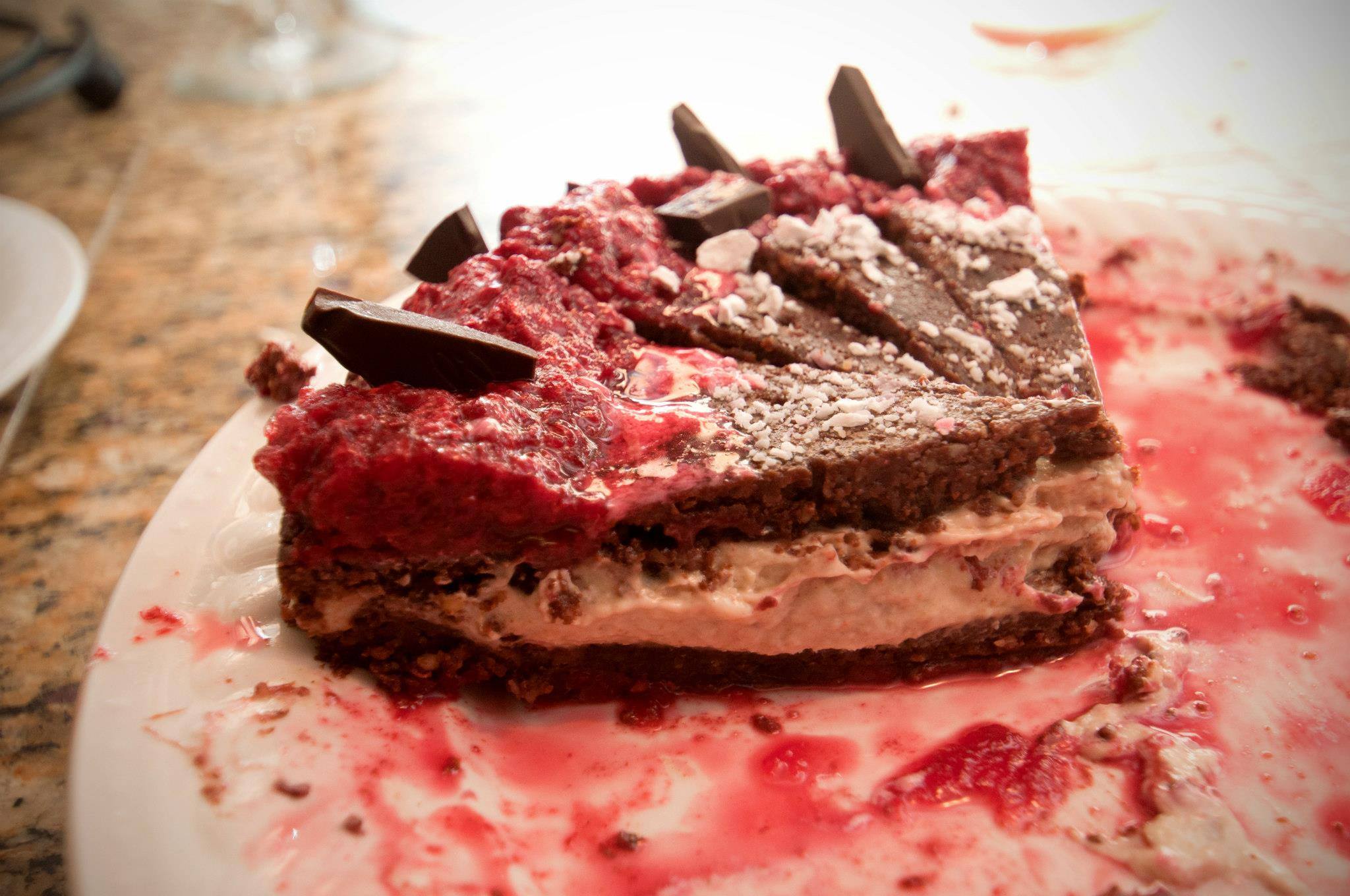 my first completely raw vegan ice cream cake made of walnuts, dates, and cacao for the cake part and cashew, vanilla and almond milk for the ice cream. Topped with raspberries and raw chocolate