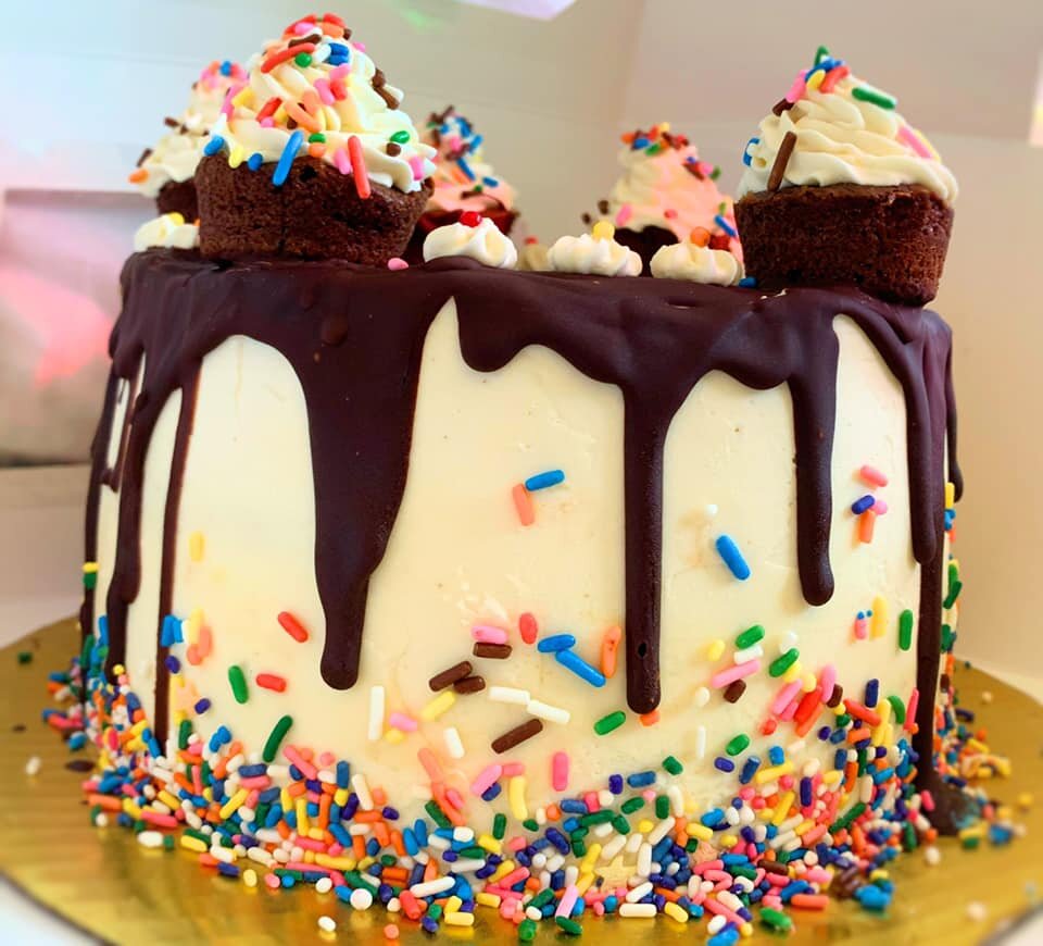 Vanilla &amp; Chocolate Layered Ice Cream Cupcake Cake 