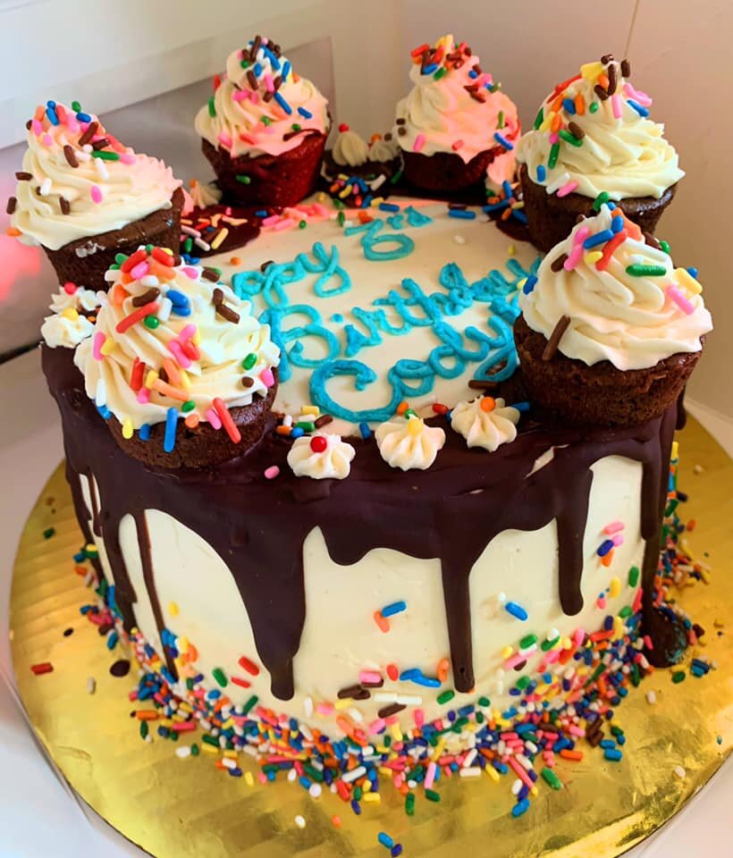 Vanilla &amp; Chocolate Layered Ice Cream Cupcake Cake 