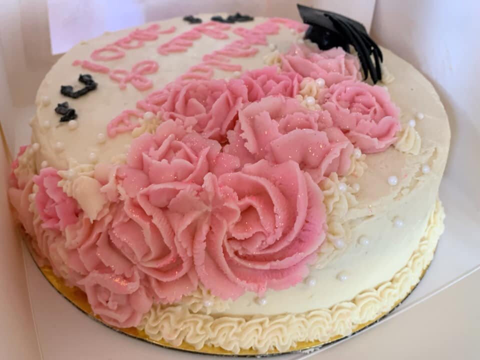 vegan vanilla buttercream graduation cake for some high school music students