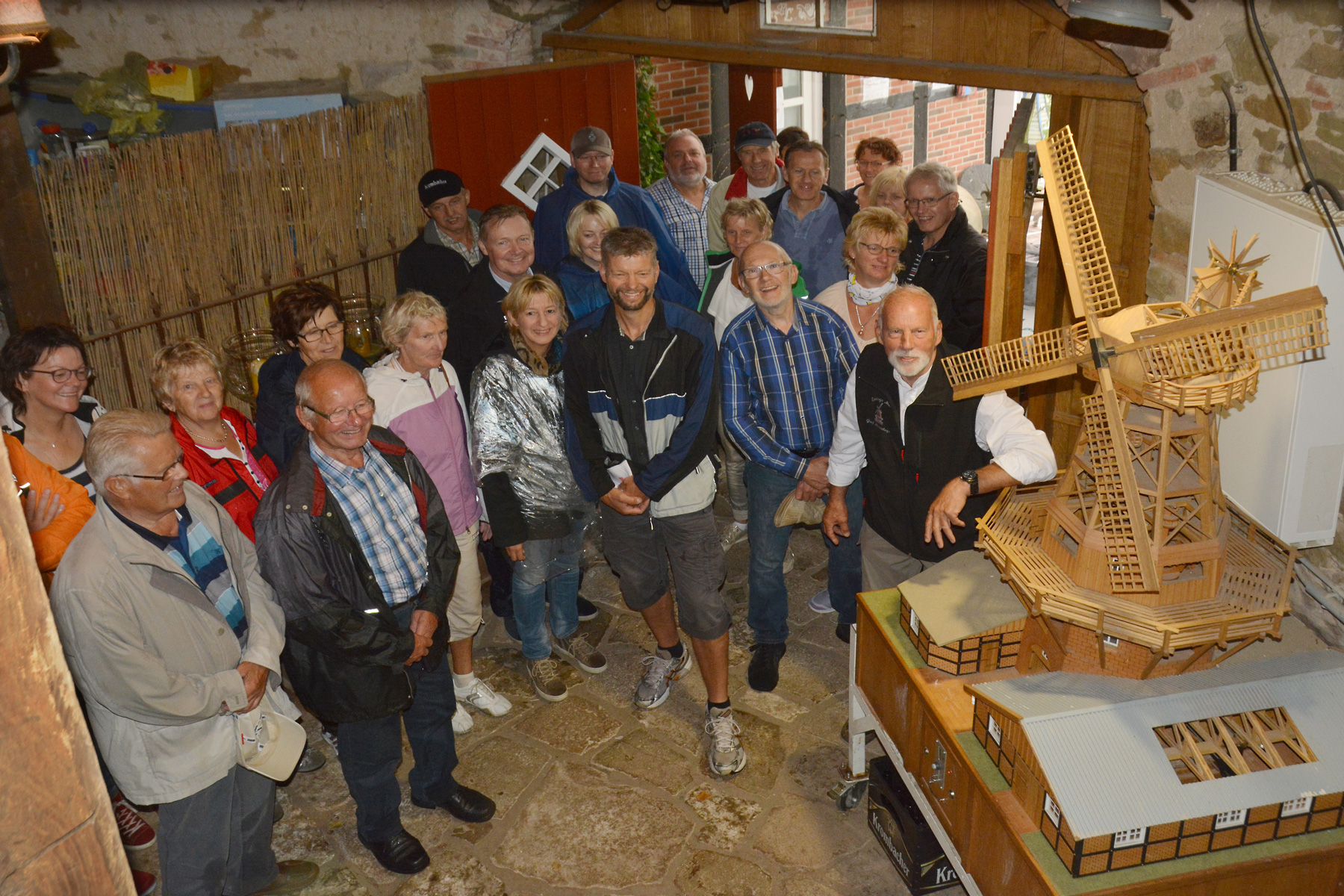 IIn der Mimmelager Windmühle erklärt Erich Ewerding die Funktion des Windkraftwerkes
