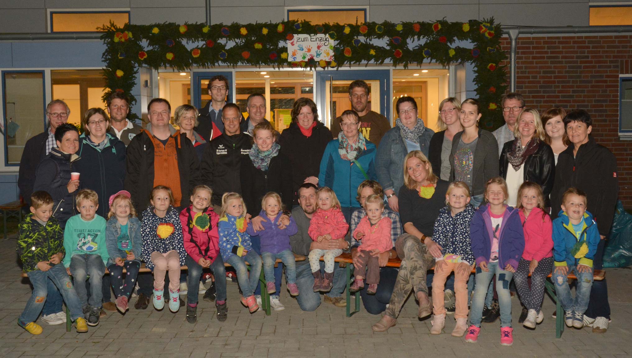 Mit einem prächtigen Kranz schmückten Eltern und Kinder den Eingang der neuen Kita
