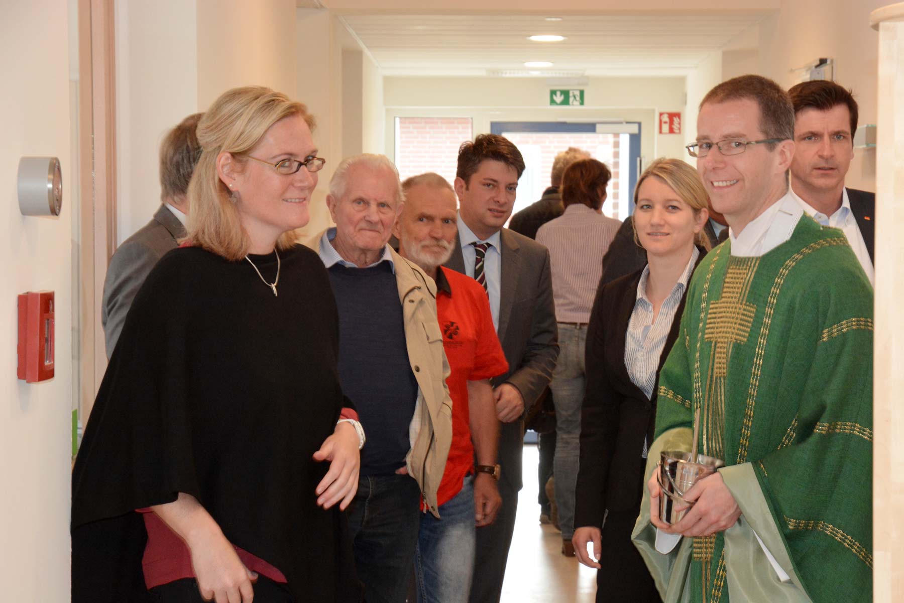 Claudia Buschermöhle und Pastor Dr. Ansgar Stolte führten die Gäste, unter Ihnen Christian Calderone (MdL) und Dr. Andre Berghegger (MdB), durch die Räume der neuen Kita