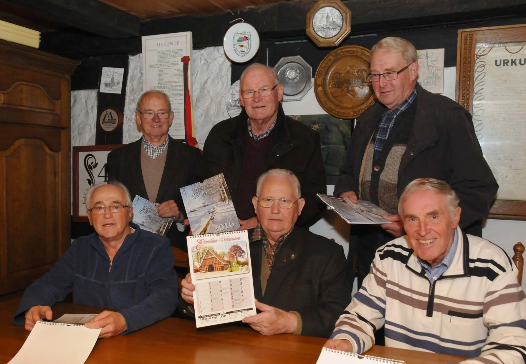 In der Wöstenesch-Wassermühle stellte der Heimat- und Verkehrsverein seinen aktuellen Kalender „Eggermühlener Dorfimpressionen 2016“ vor. Foto: Georg Geers