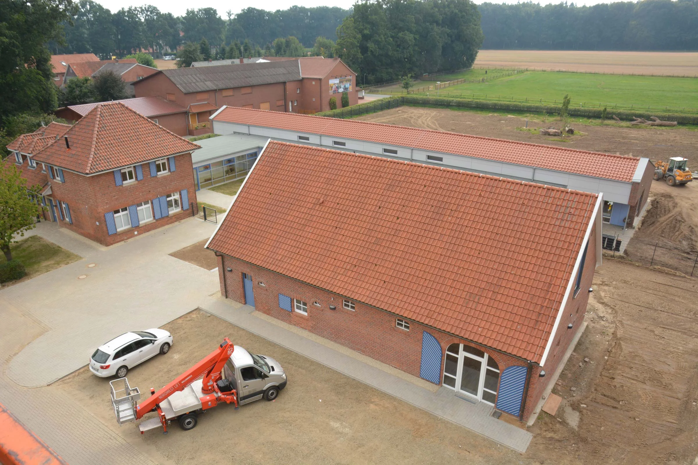 Dezent „verschwindet“ der Kindergartenneubau hinter dem alten Gebäudeensemble. Die Rentei (links) beherbergt die Kinderkrippe. Im Dachgeschoss ist unter anderem das Archiv des Heimatvereins untergebracht. Rechts im Bild die Rentei-Scheune. 