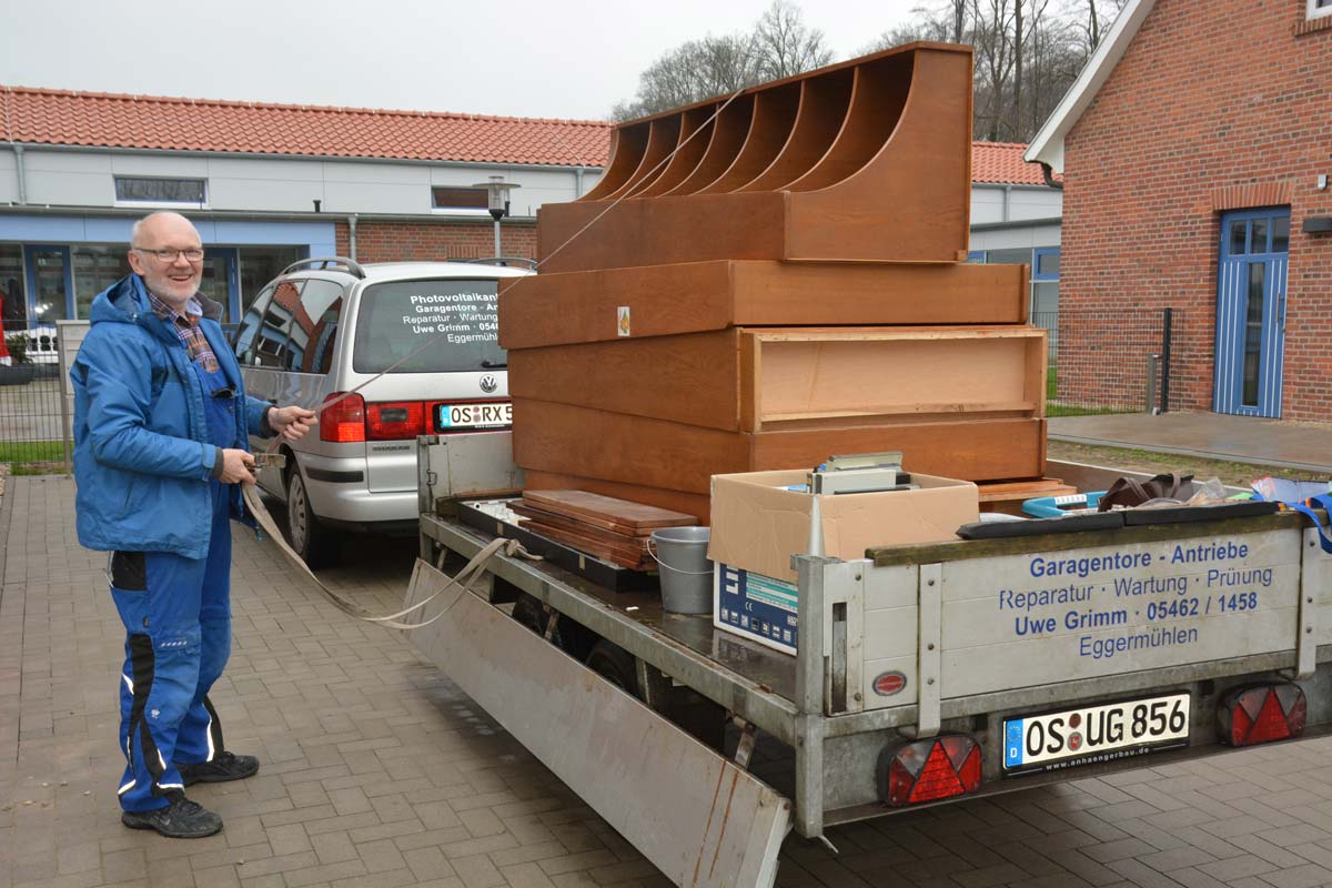 IN MEHREREN FUHREN SCHAFFTE UWE GRIMM REGALSYSTEME UND TISCHE HERAN