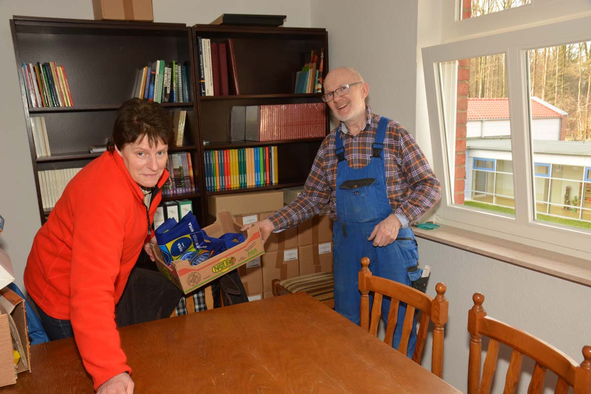 BIS ALLES AN ORT UND STELLE EINGERÄUMT IST, BEDARF ES VIELER HANDGRIFFE. CHRISTA GEERS UND UWE GRIMM BEI DER EINRÄUMAKTION
