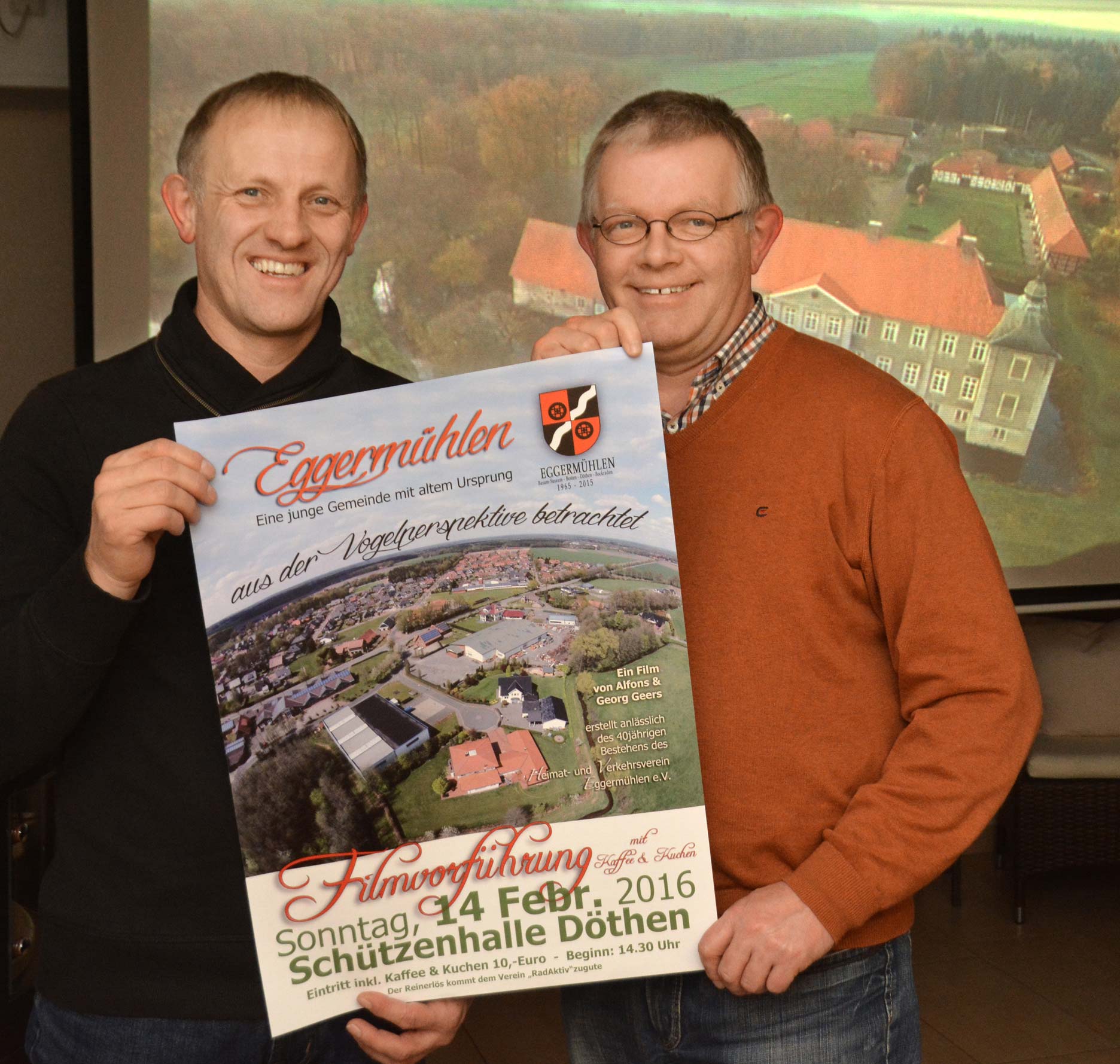 VIEL ZEIT INVESTIERTEN ALFONS UND GEORG GEERS IN DEN 60MINÜTIGEN FILM „EGGERMÜHLEN - EINE JUNGE GEMEINDE MIT ALTEM URSPRUNG“. UNSER FOTO ZEIGT DIE AUTOREN MIT DEM VERANSTALTUNGSPLAKAT. FOTO: CHRISTA GEERS