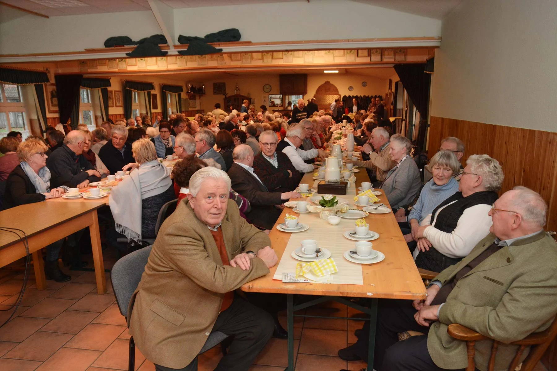 160 BESUCHER VERFOLGTEN IN DÖTHEN AUF EINER GROSSLEINWAND UNGEWÖHNLICHE PERSPEKTIVEN IHRER HEIMAT