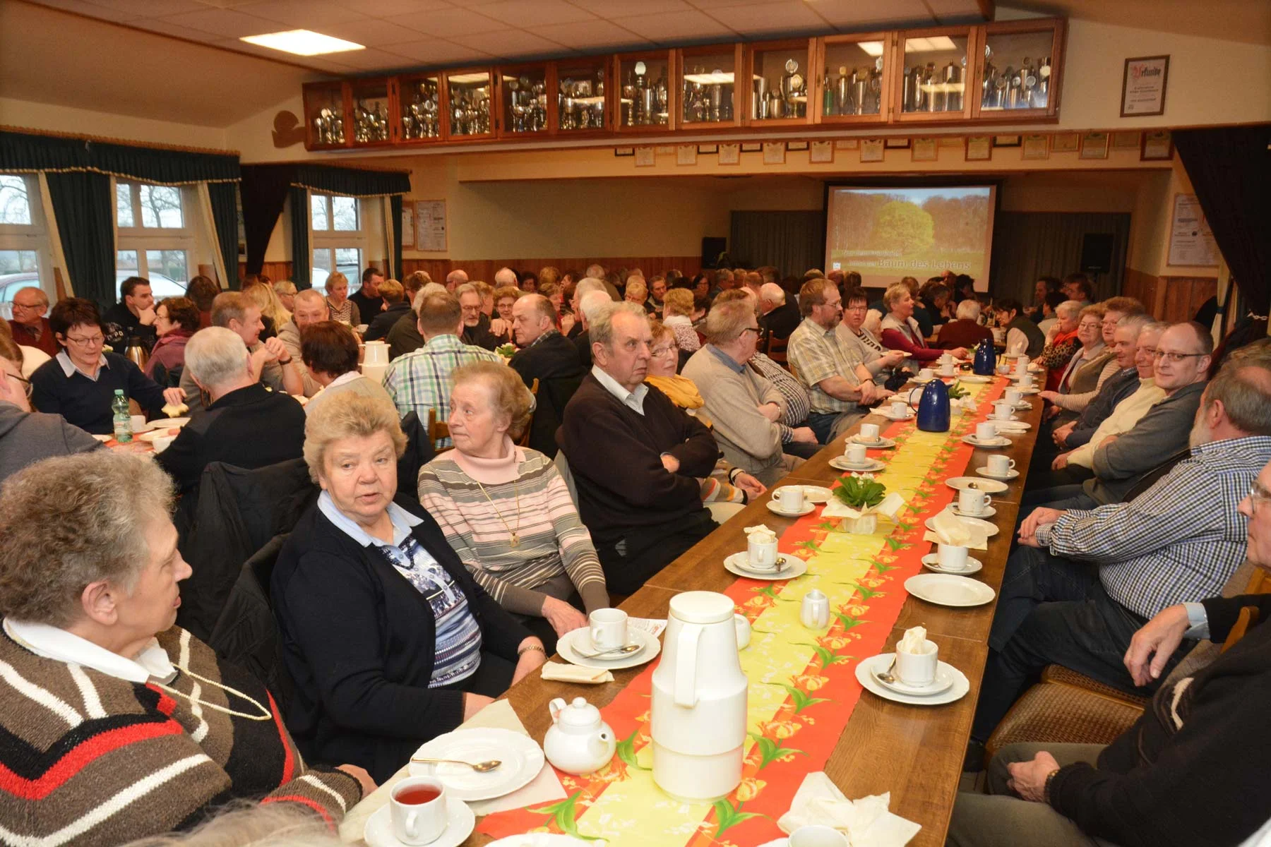 JEDEN WINKEL IN DER SCHÜTZENHALLE HATTEN DIE BESUCHER BESETZT. POSITIVE RESONANZEN GAB ES NICHT FÜR FÜR DEN FILM SONDERN AUCH DIE PERFEKTE ORGANISATION, DIE FRAUEN DES HEIMATVEREINS UND DES SCHÜTZENVEREINS DÖTHEN-STOTTENHAUSEN MEISTERTEN. FOTOS: GEORG GEERS