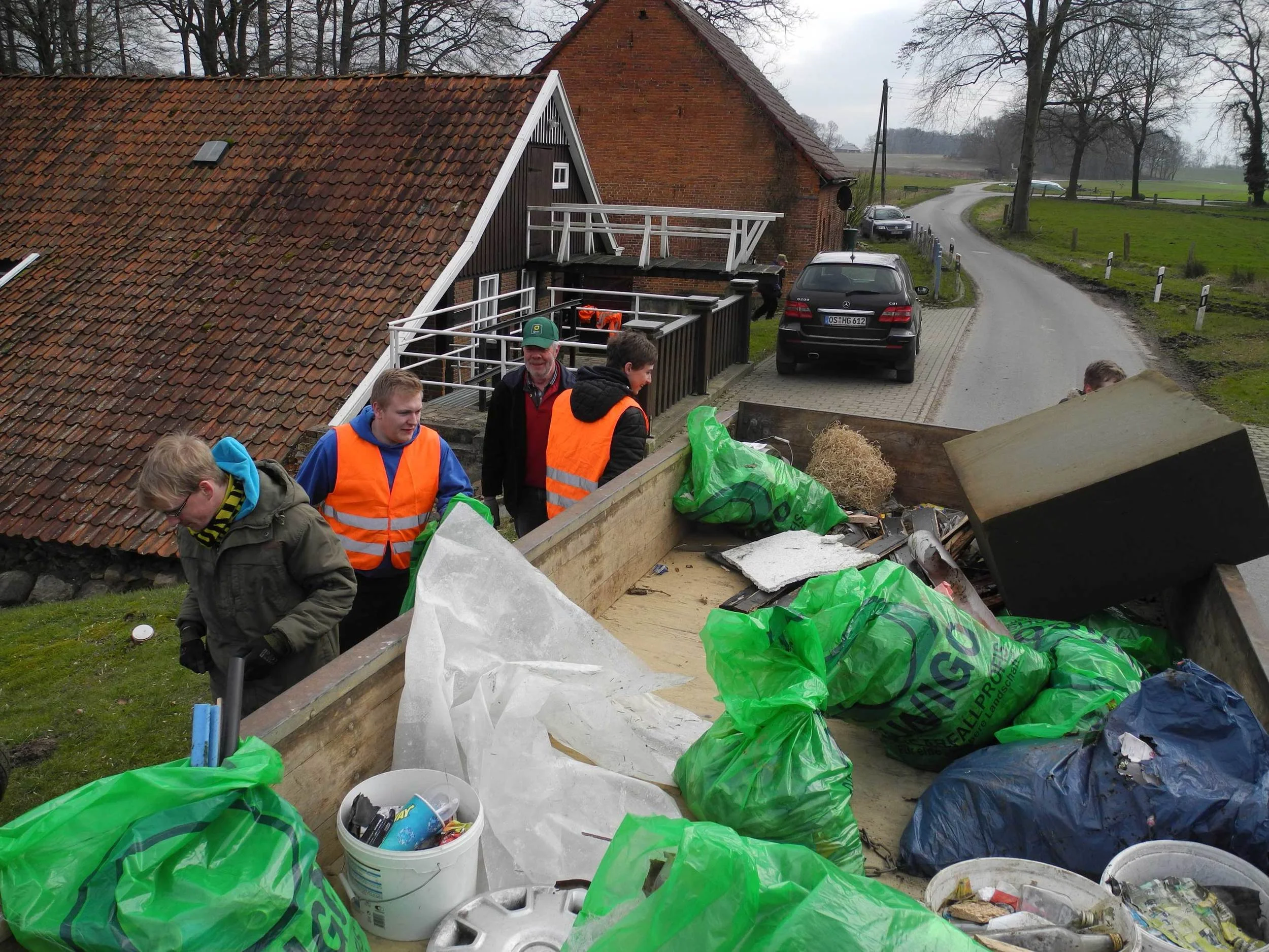 Bei der Wöstenesch-Wassermühle landete der Müll auf einen Sammelhänger. Fotos: Georg Geers