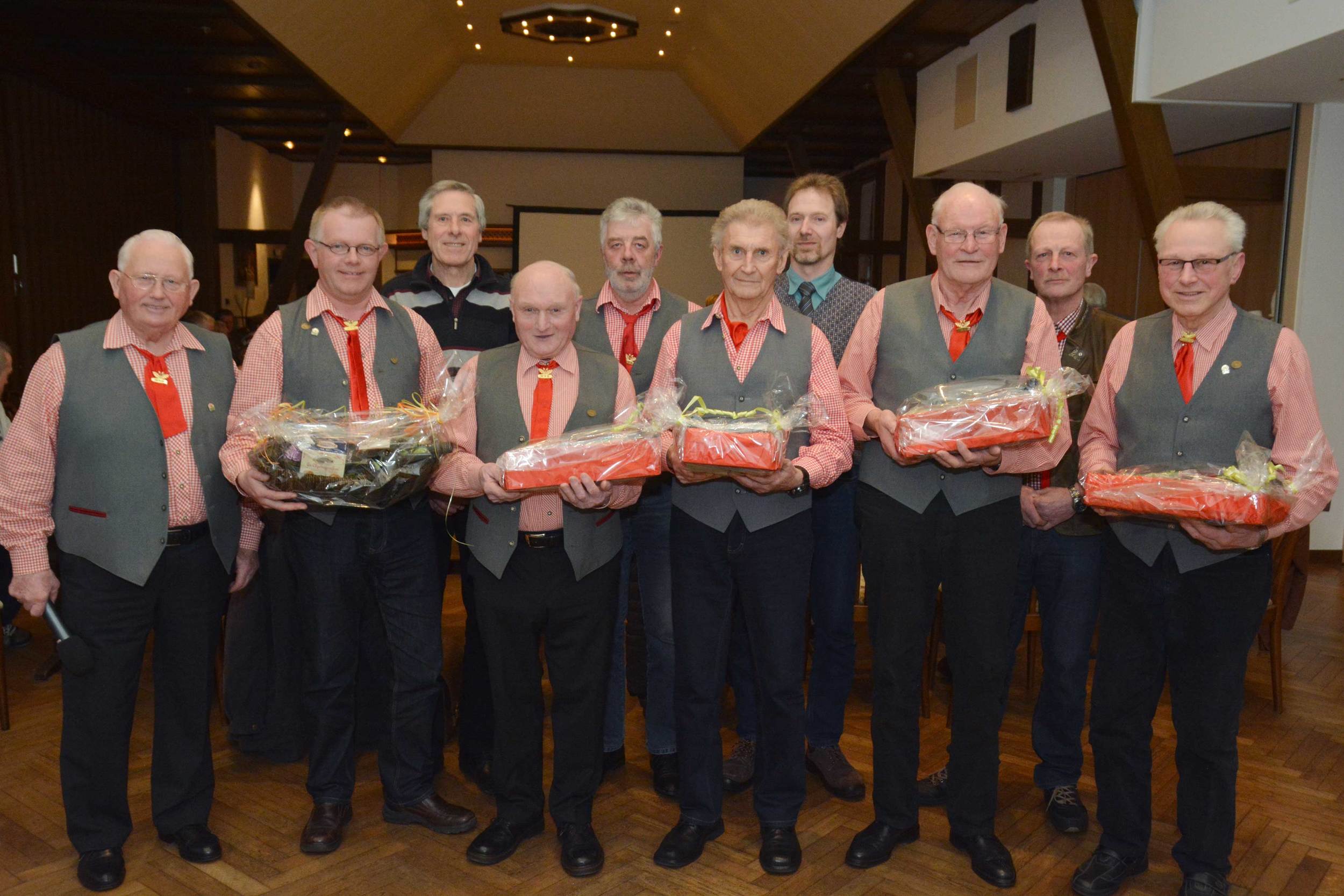 Verabschiedungen und neue Gesichterbei der Generalversammlung des Heimat- und Verkehrsverein. Unser Foto zeigt v.l. Vorsitzender Gerd Bruns, Geschäftsführer Georg Geers, Franz-Josef Schmied, Hubert Bruns, Reinhold Kortland, Josef Knese, Peter Schmitz, Theo Frerker, Theo schulte und Georg Ahrens. Foto: Christa Geers