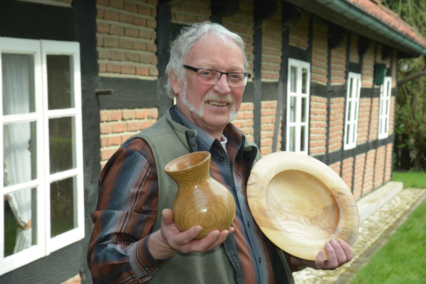 Interessante Drechslerarbeiten zeugt der Riester Detlef Pleus beim Mühlentag in Eggermühlen. Foto: Georg Geers
