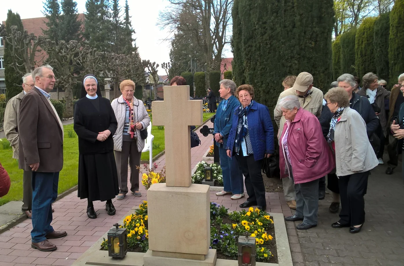Unser Foto zeigt die Besuchergruppe bei einem Rundgang über den Klosterfriedhof mit aus Eggermühlen stammenden Schwester Aquina, geborene Margret Ahrens. Foto: Christa Geers