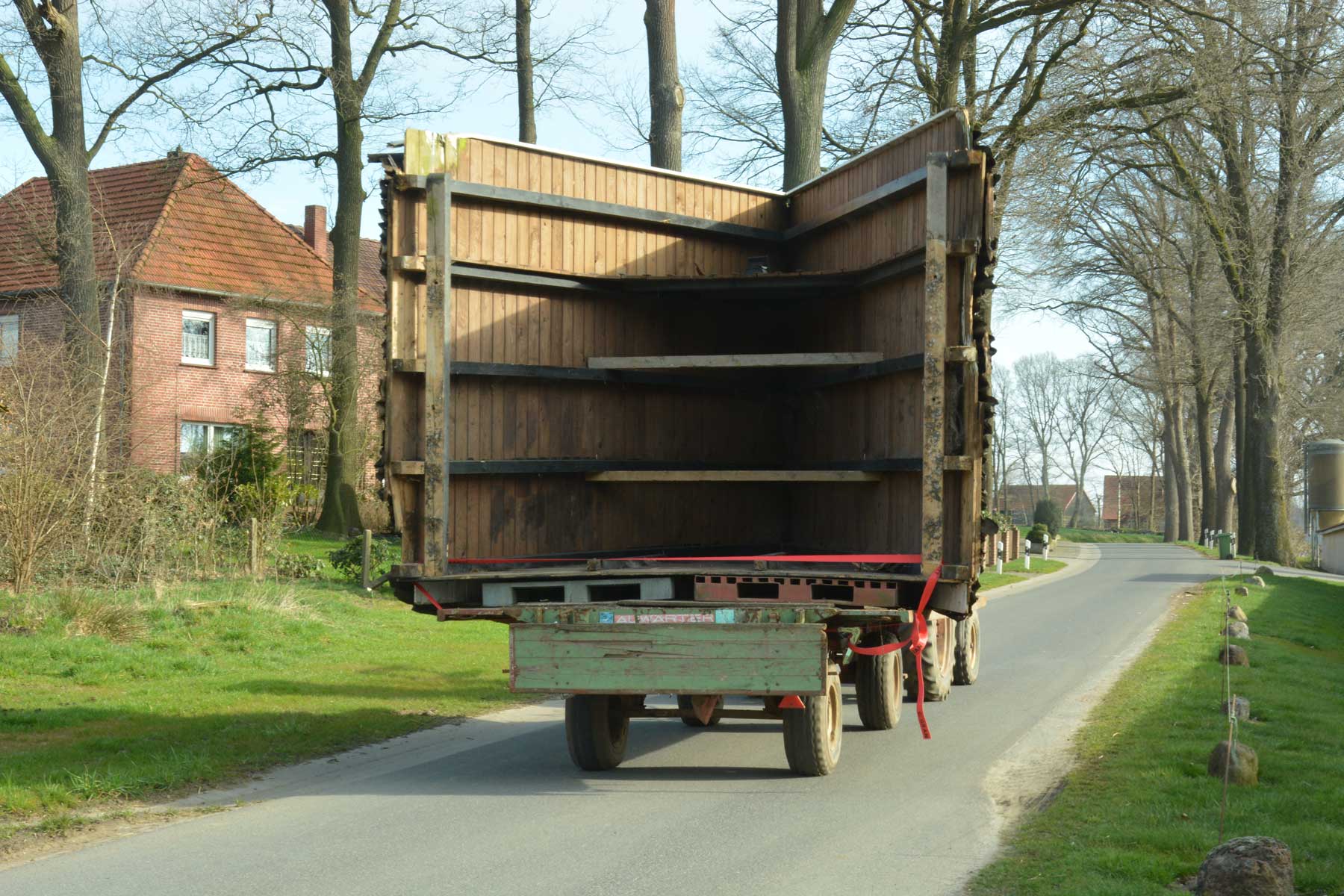 Spektakulärer Hüttentransport zum neuen Standort