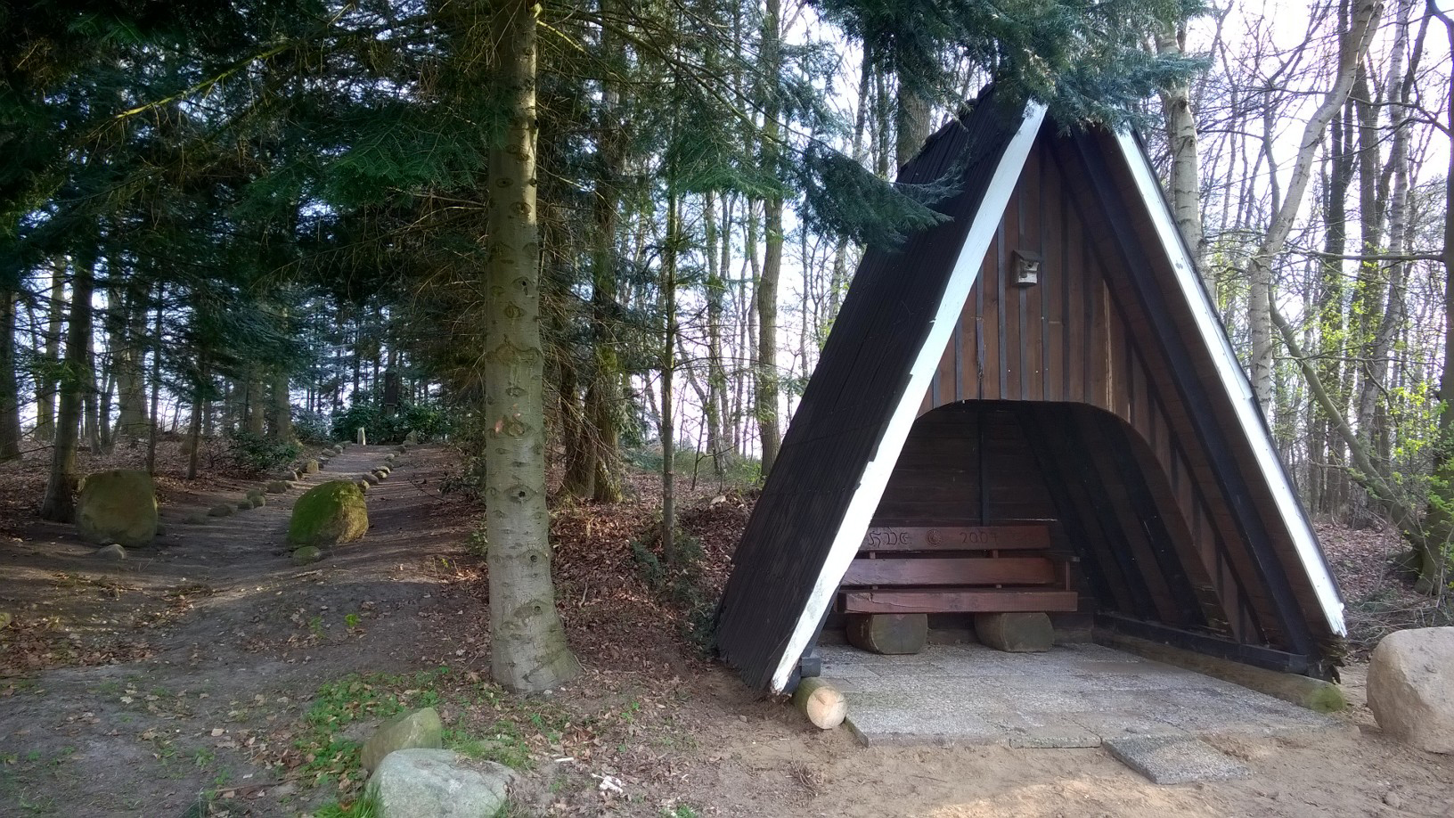 Beim Ehrenmal auf dem Brinkberg in Besten fand die Schutzhütte einen neuen Standort. Fotos: Georg Geers
