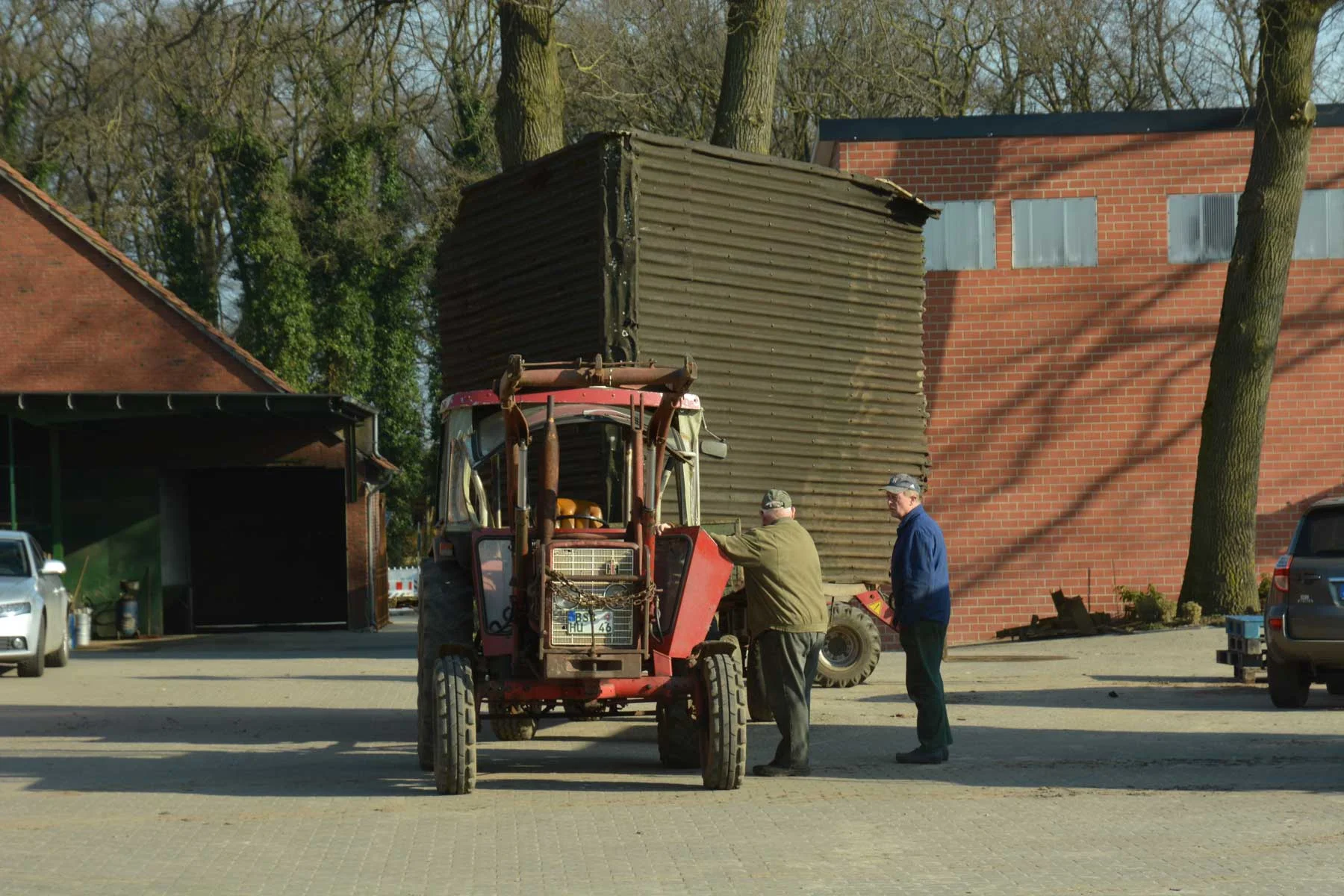 In einem Stück wurde die Schutzhütte auf dem Hof Gärke auf einen Anhänger verladen