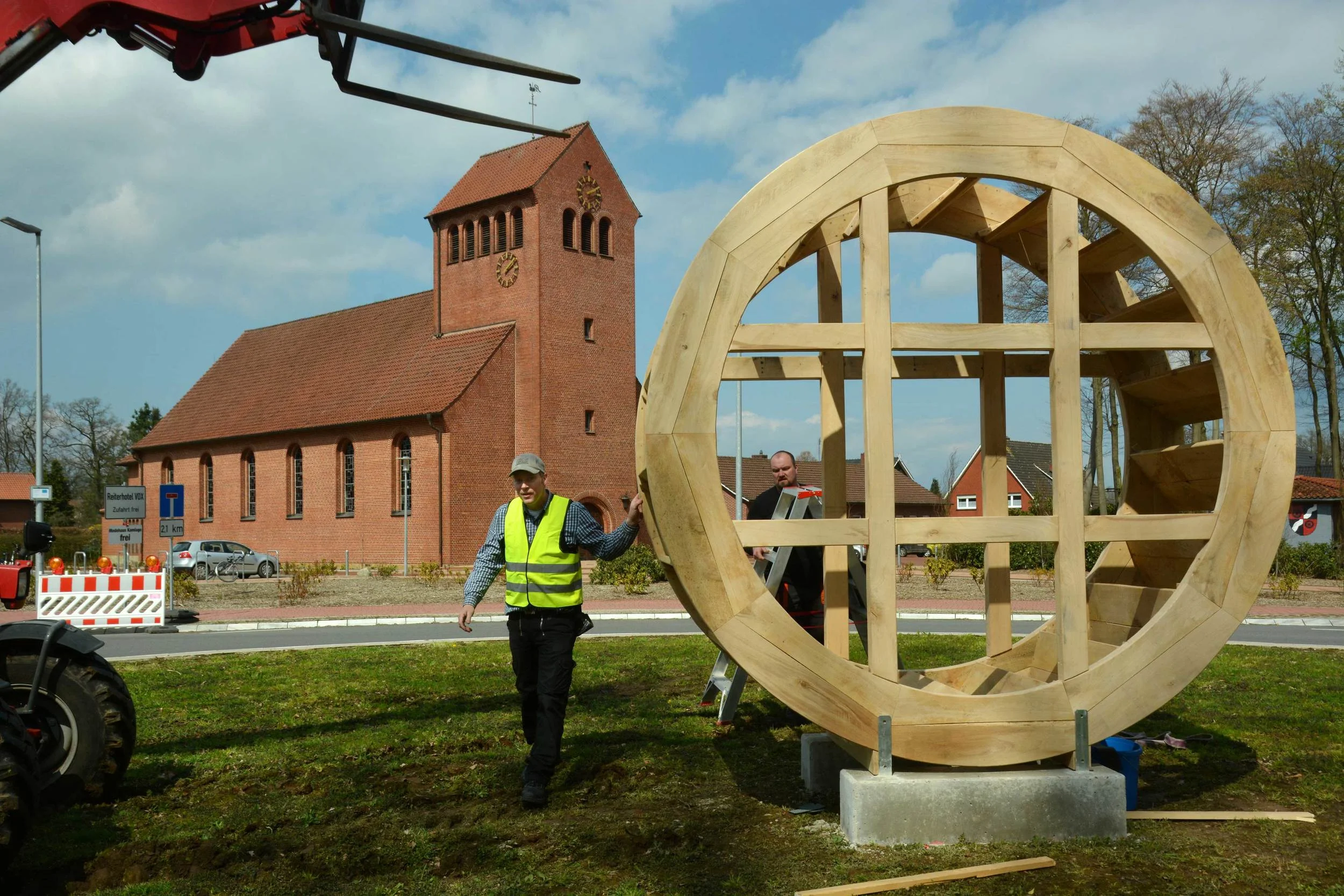 Ein gelungenes Werk: Heino Lübbert zur Lage und Sven Koppelmann zeigten sich beim Aufstellen sehr zufrieden mit dem Werk. Fotos: Georg Geers