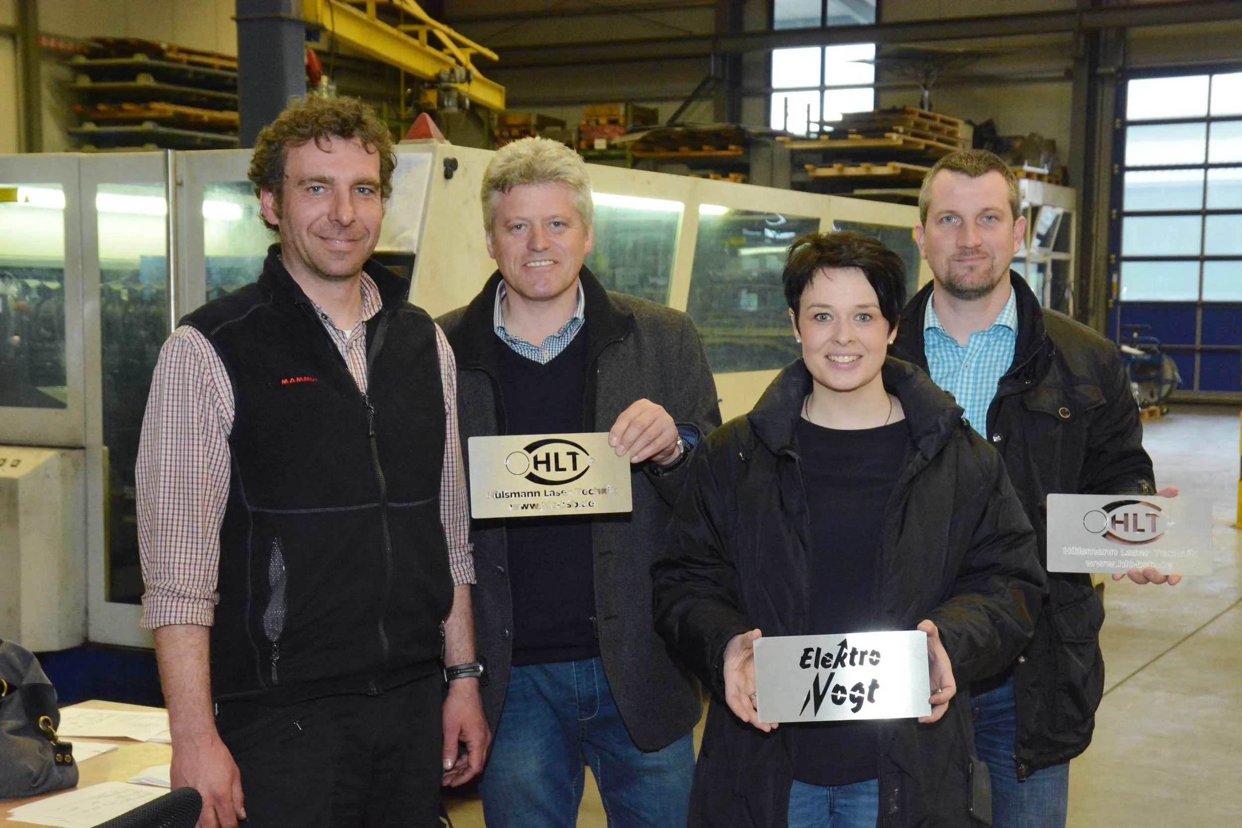 Edelstahlplaketten zieren die Sponsorensteine, die am 14. Mai entlang des neuen Radwegs verlegt werden. Unser Foto entstand bei den Arbeiten und zeigt von links HLT-Geschäftsführer Peter Busse, Theo Gärke, Anke Vogt und Jürgen Wille. Foto: Georg Geers
