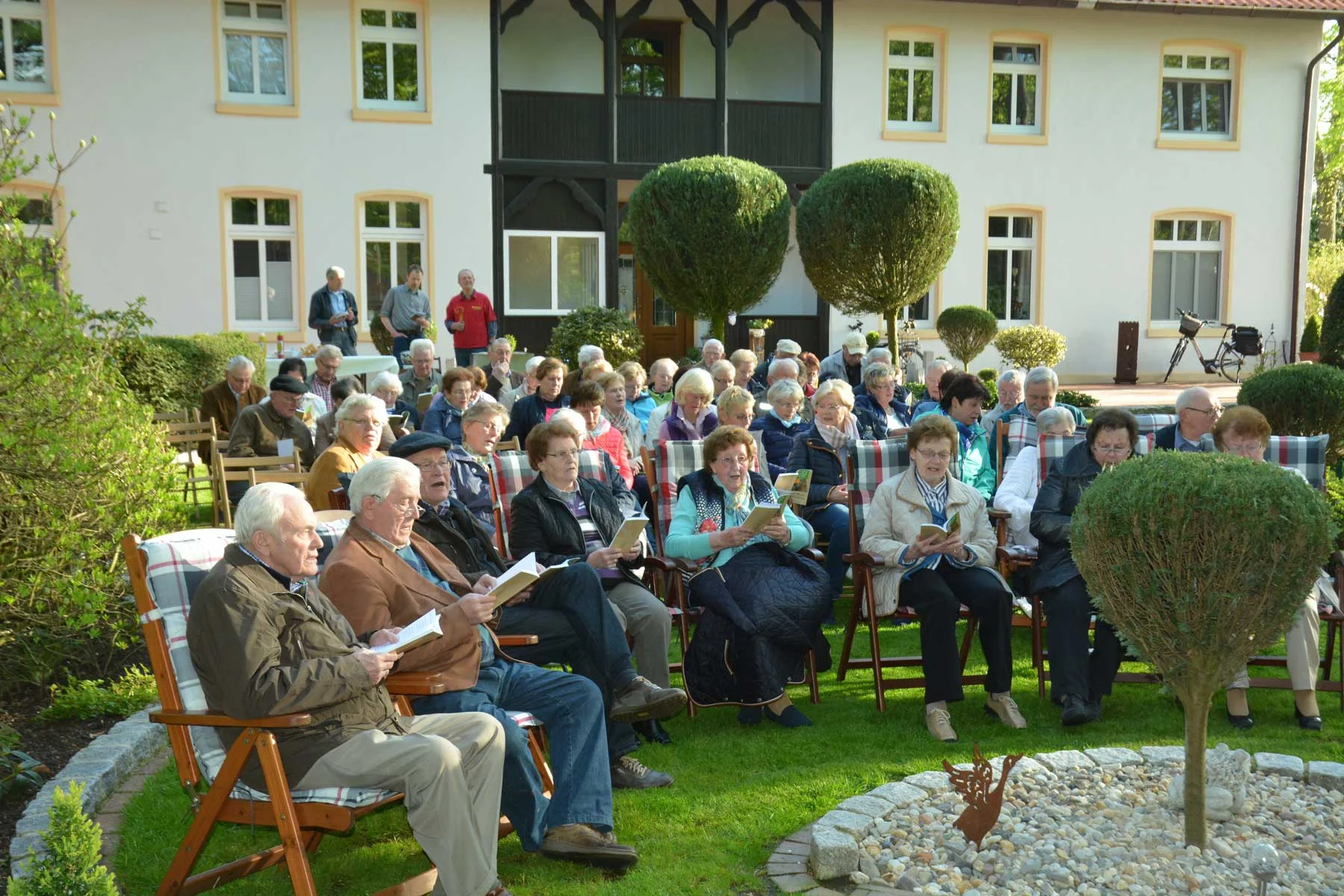 Im Bauerngarten des Hofes Meyer zu Brickwedde trafen sich 90 Heimatfreunde zum gemeinsamen Singen Fotos: Georg Geers