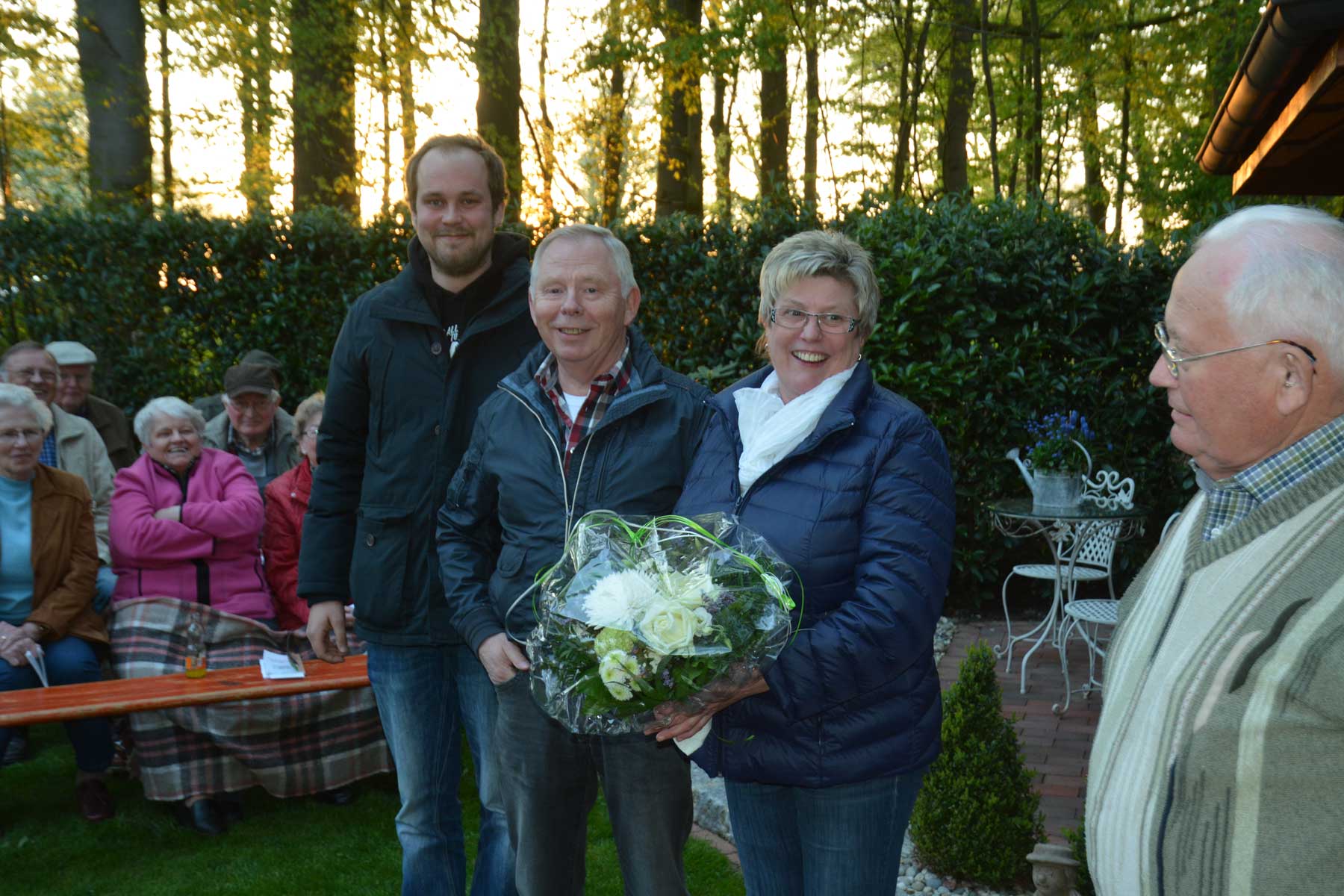 Bei der Familie Meyer zu Brickwedde bedankten sich die Heimatfreunde mit einem Blumenstrauß